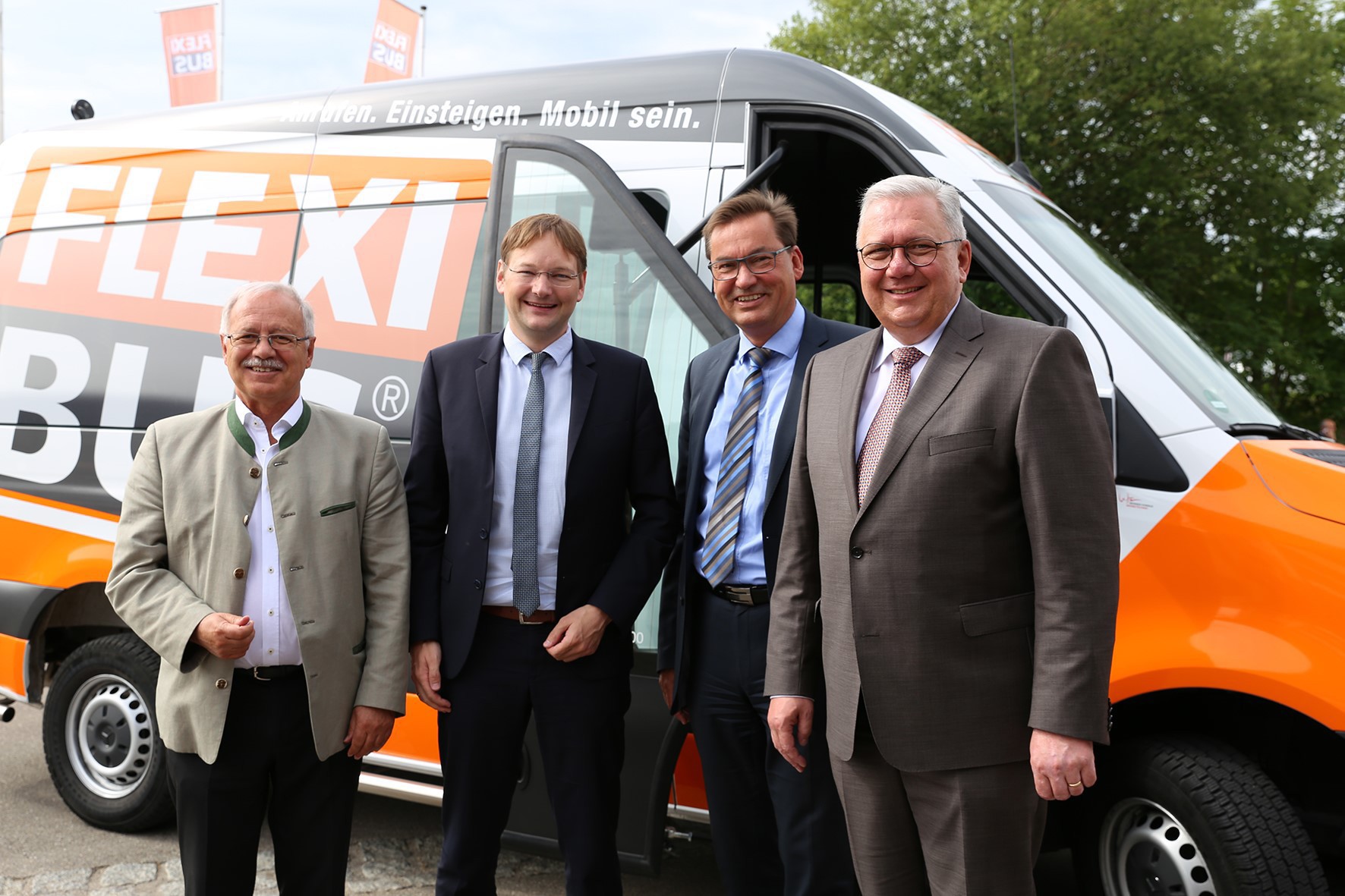 Günzburgs Landrat Hubert Hafner,Bayerns Verkehrsminister Dr. Hans Reichhart, Krumbachs Erster Bürgermeister Hubert Fischer und Verkehrsunternehmer Josef Brandner. Foto: Wolfgang Strobl/contrast