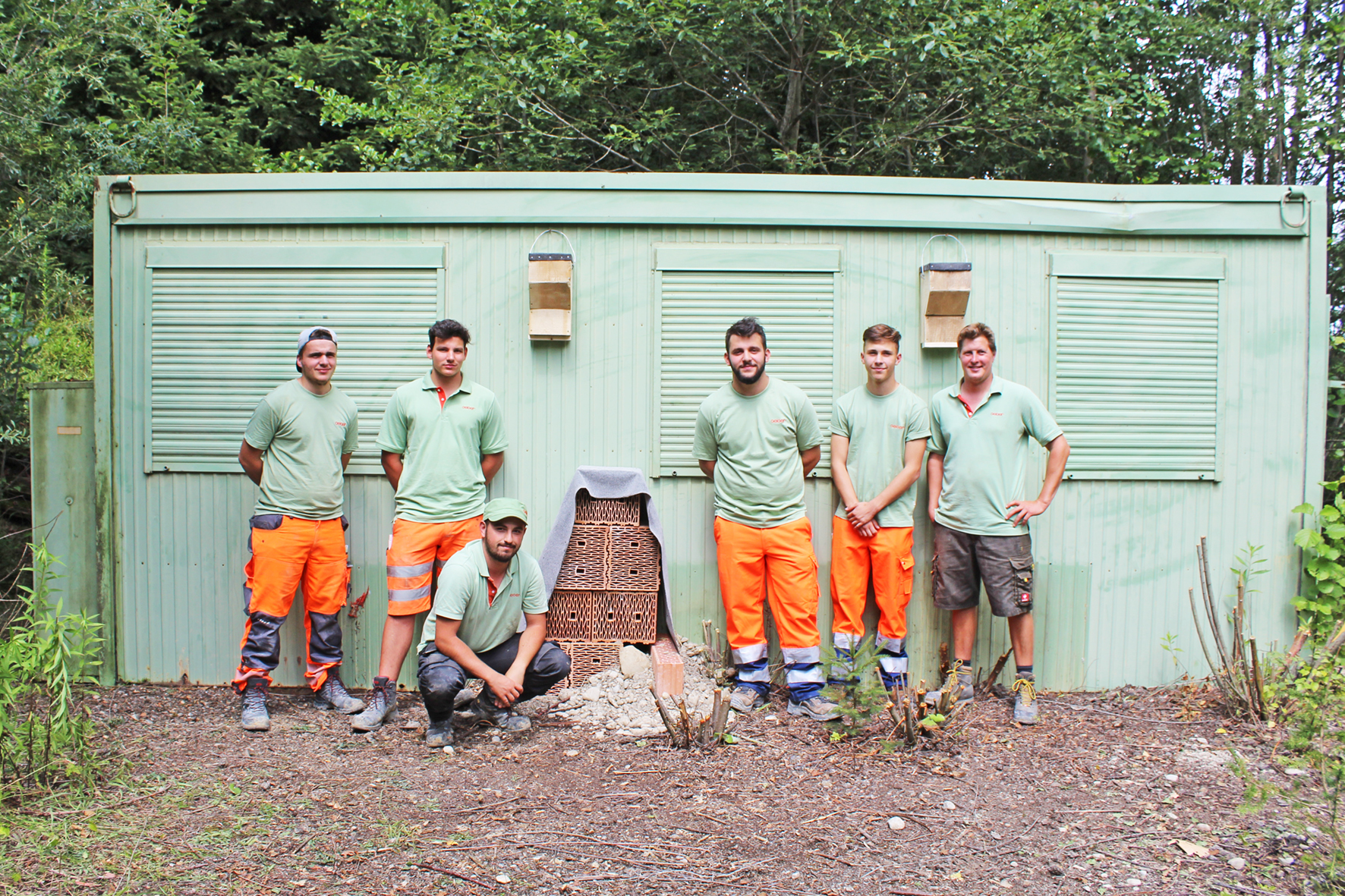 Die Auszubildenden der Geiger Unternehmensgruppe bieten durch den Umbau eines ehemaligen Bürocontainers vielen heimischen Tieren einen neuen Unterschlupf. Foto: Geiger unternehmensgruppe