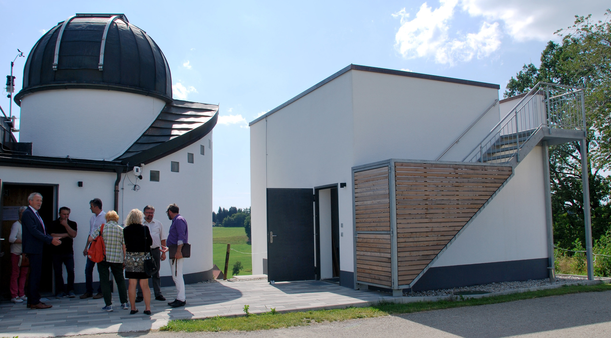 Die Sternwarte in Ottobeuren wurde saniert und erweitert. Rechts ist das neue Lager- und Werkstattgebäude mit Beobachtungsplattform zu sehen. Foto: Sylvia Rustler/Landratsamt Unterallgäu