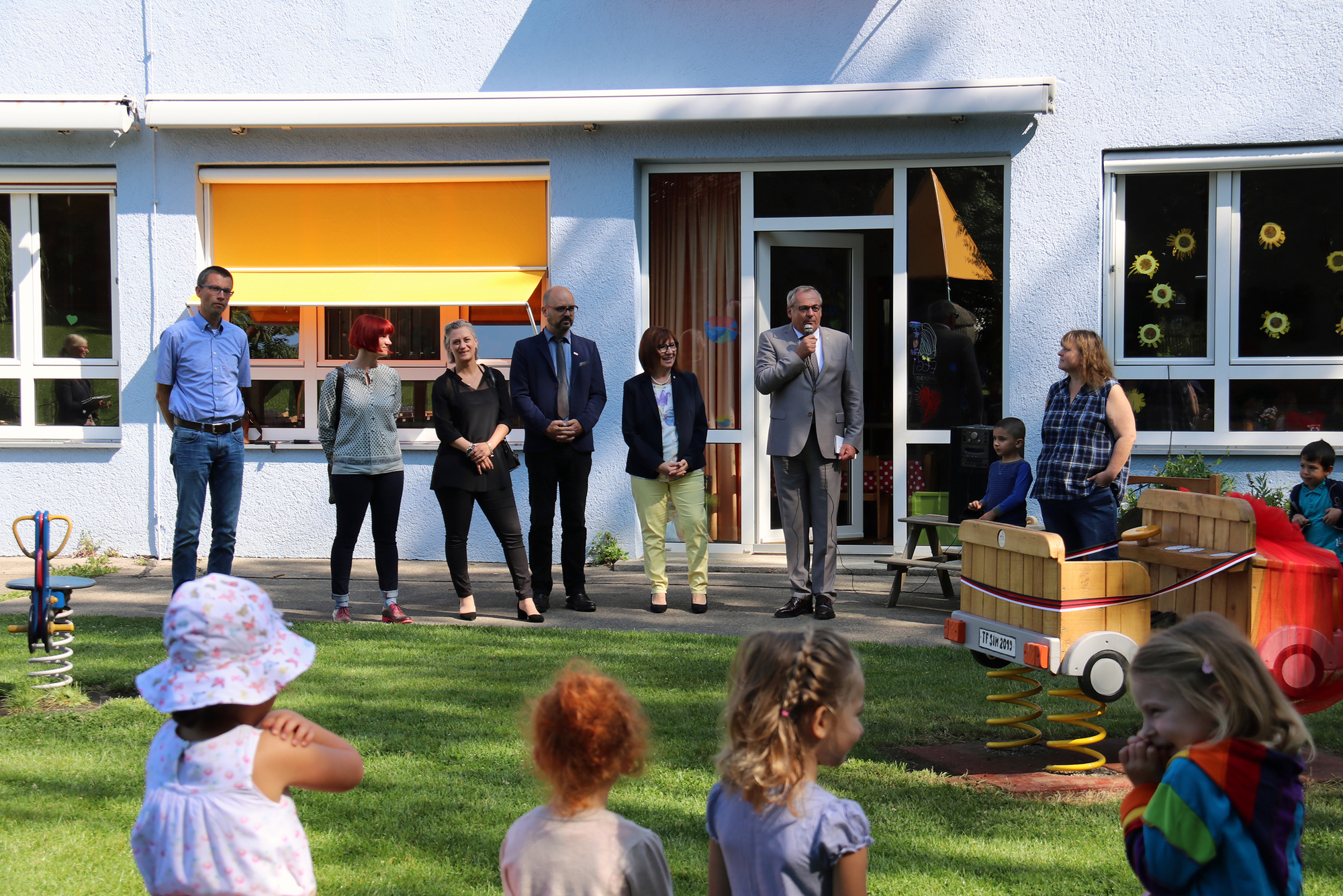 Oberbürgermeister Manfred Schilder begrüßt die Mädchen und Jungen des Kindergarten Westermannstraße zur Spendenübergabe durch die Dorr Unternehmensgruppe im Garten des Kindergartens. Foto: V. Weyrauch / Pressestelle Stadt Memmingen