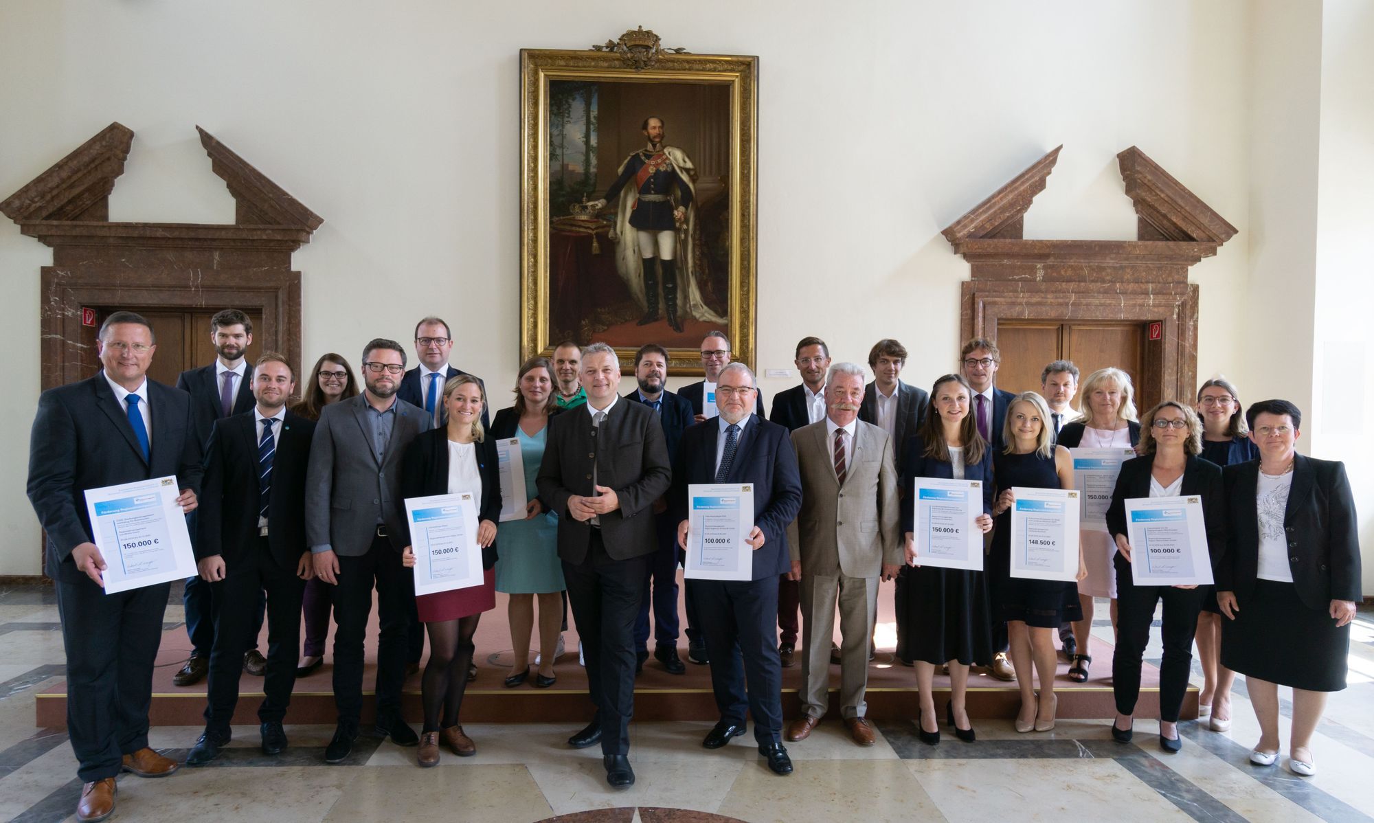 Bayerns Wirtschaftsstaatssekretär Roland Weigert überreicht die ersten Bescheide der Sonderförderung „Regionale Zukunftsprojekte“ und „Zukunftsstrategie für die Region“. Foto: StMWi/E. Neureuther