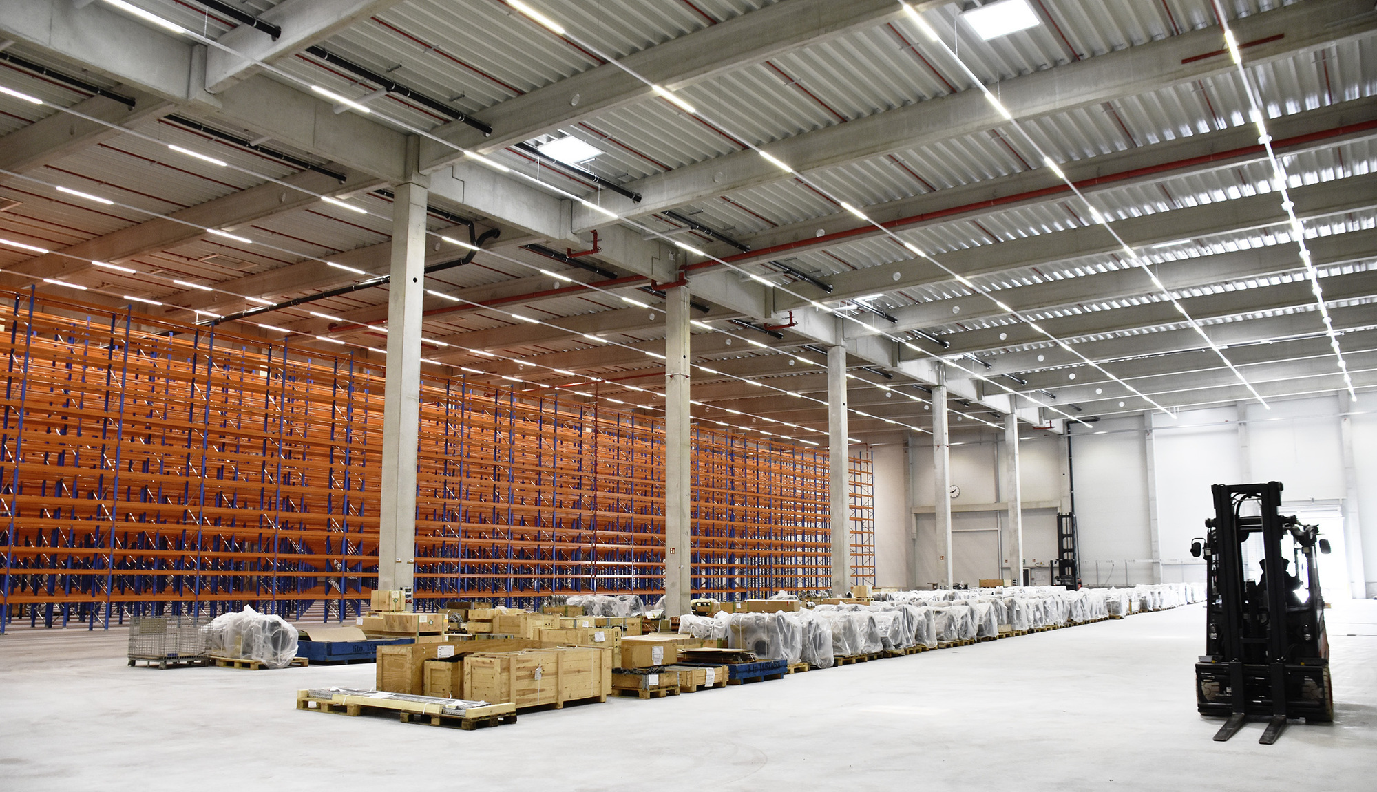 Die neue Lagerhalle von RENK in Oberottmarshausen. Foto: RENK AG