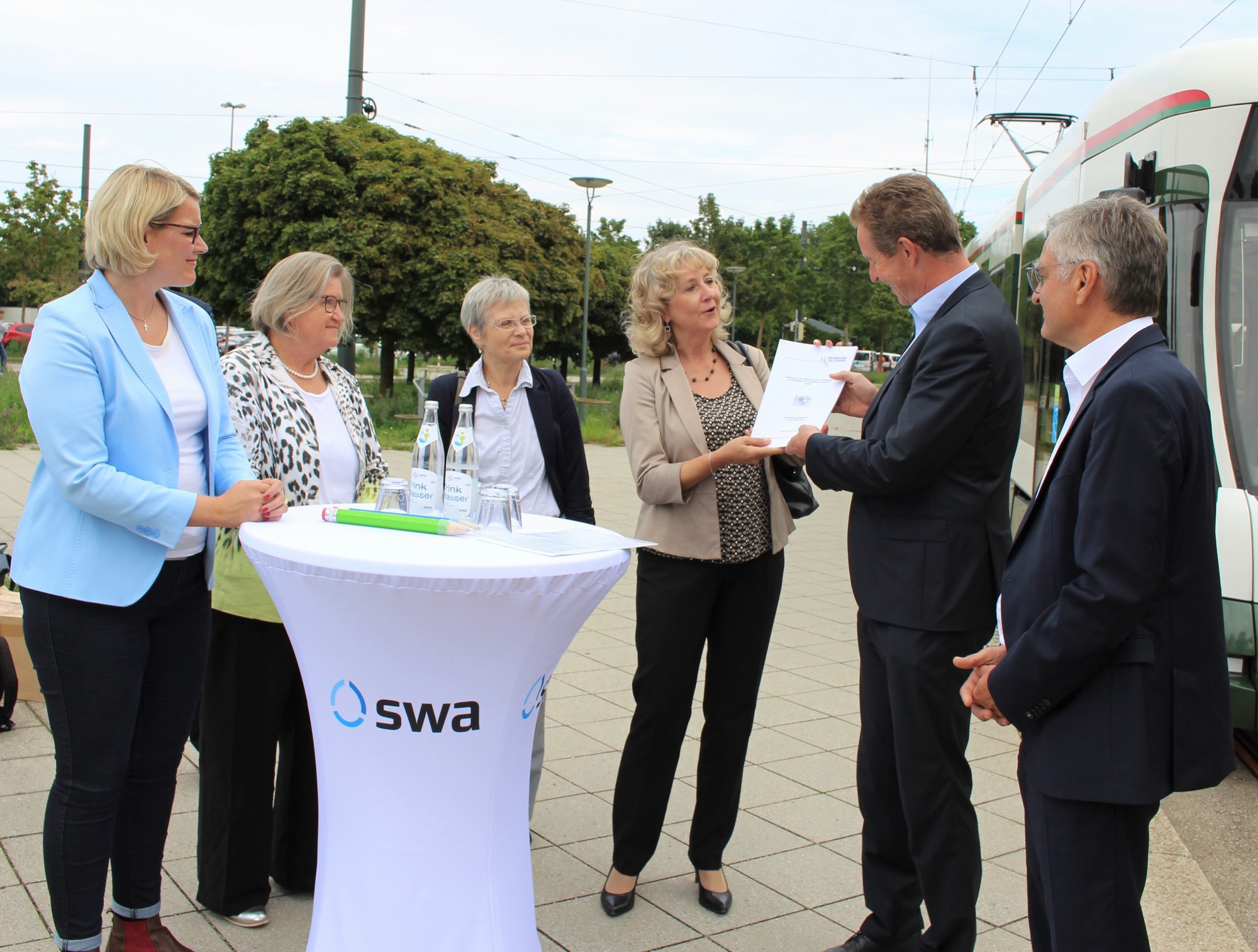 Eva Weber, Ursula Jung, die Leitende Regierungsdirektorin Beate Erlei, Sabine Beck, Dr. Walter Casazza und Alfred Müllner. Foto: Johanna Kleinert/B4B WIRTSCHAFTSLEBEN SCHWABEN