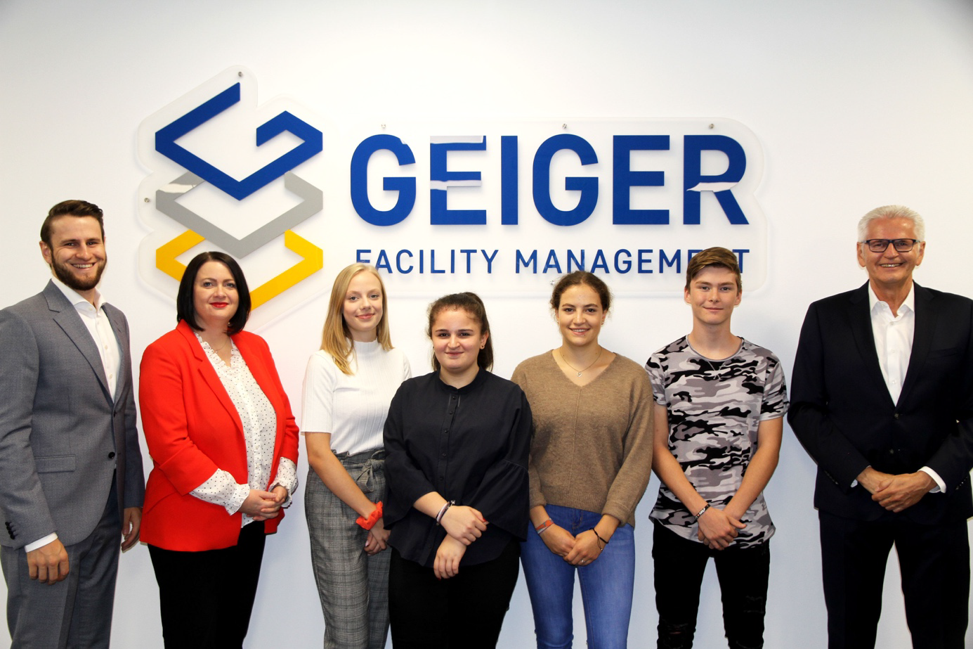 Von links nach rechts: Alexander Geiger (Geschäftführung), Judith Lill (Geschäftsführung), Emilie Baun, Zerengül Aydeniz, Johanna Striegl, Patrick Lutz, Ulrich Geiger (Geschäftsführender Gesellschafter). Foto: Geiger Facility Management