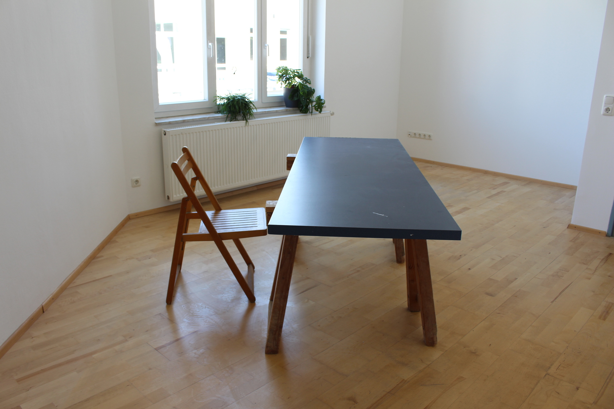 Helle Wände, große Fenster und Pflanzen sollen den Coworking Space offen und freundlich halten