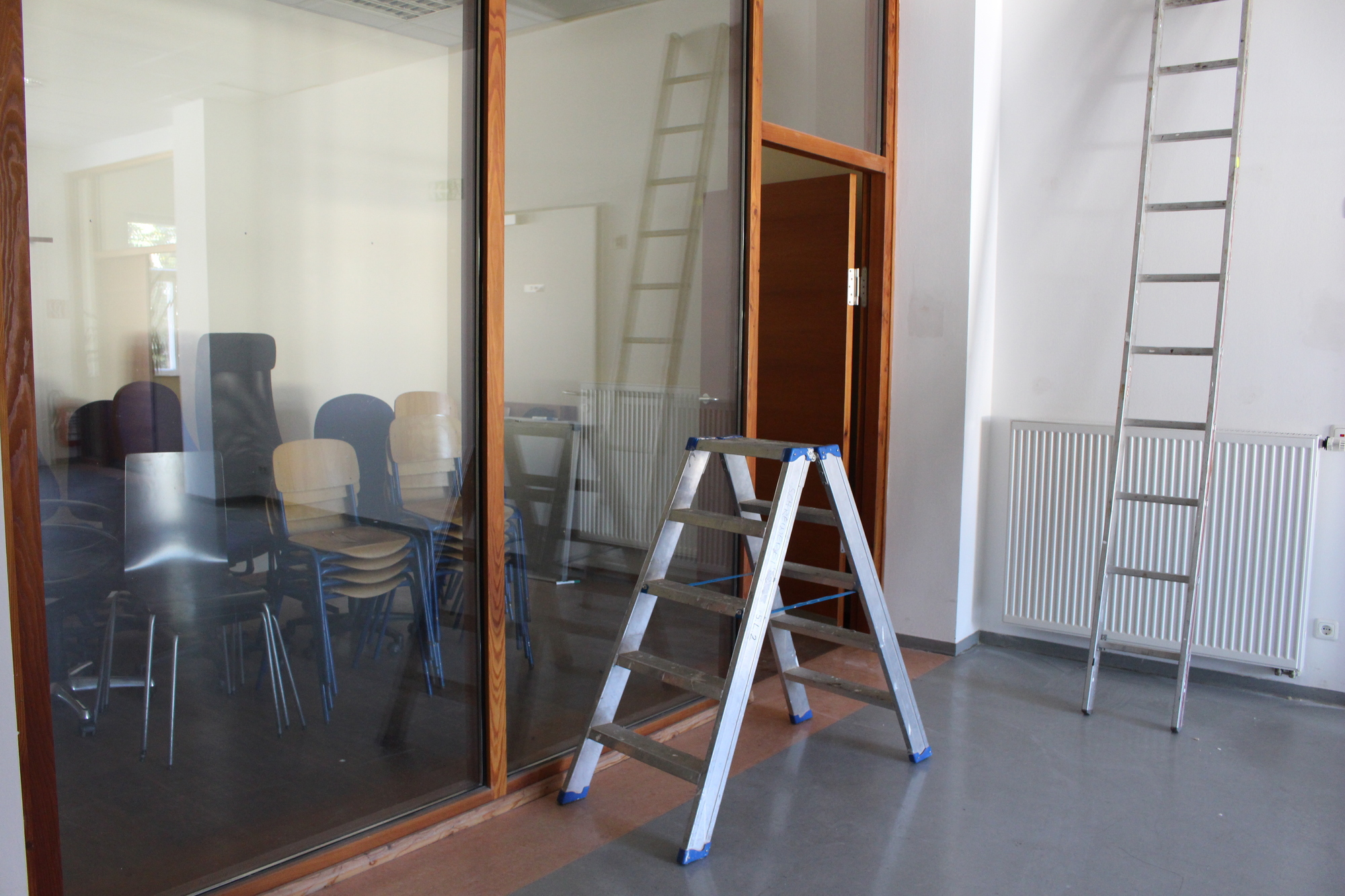 Hinter Glas wird ein Besprechungsraum entstehen - mit ausschließlich Stehtischen