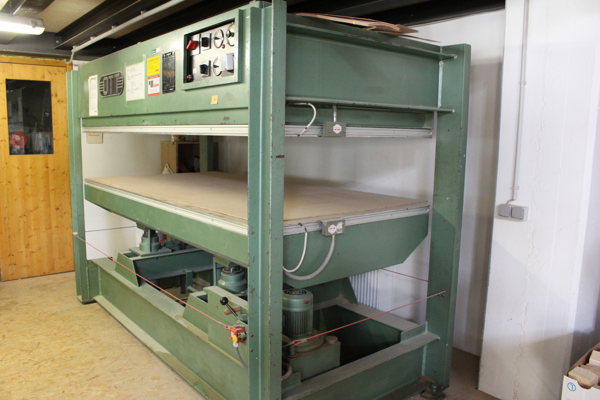 Diese Maschine furniert Spanplatten