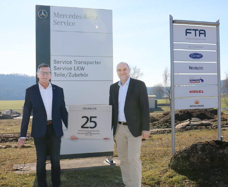 Helmut Böhm (links), Betriebsleitung FTA, und Bernd Mattmer, Geschäftsführer FTA, freuen sich über25 Jahre Mercedes-Benz-Vertragspartnerschaft. Foto: FTA