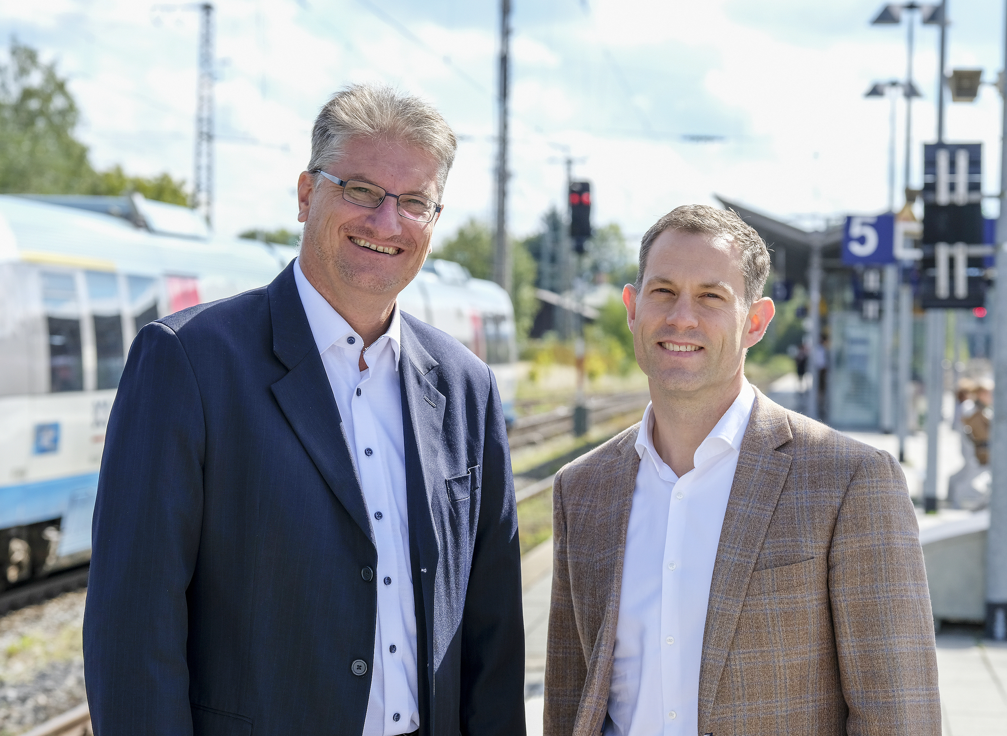 Veit Bodenschatz (links) verlässt die Geschäftsführung von BRB und BOB. Fabian Amini (rechts) wird bis auf weiteres die Unternehmen alleine führen. Foto: Bayerische Regiobahn GmbH / Andreas Leder