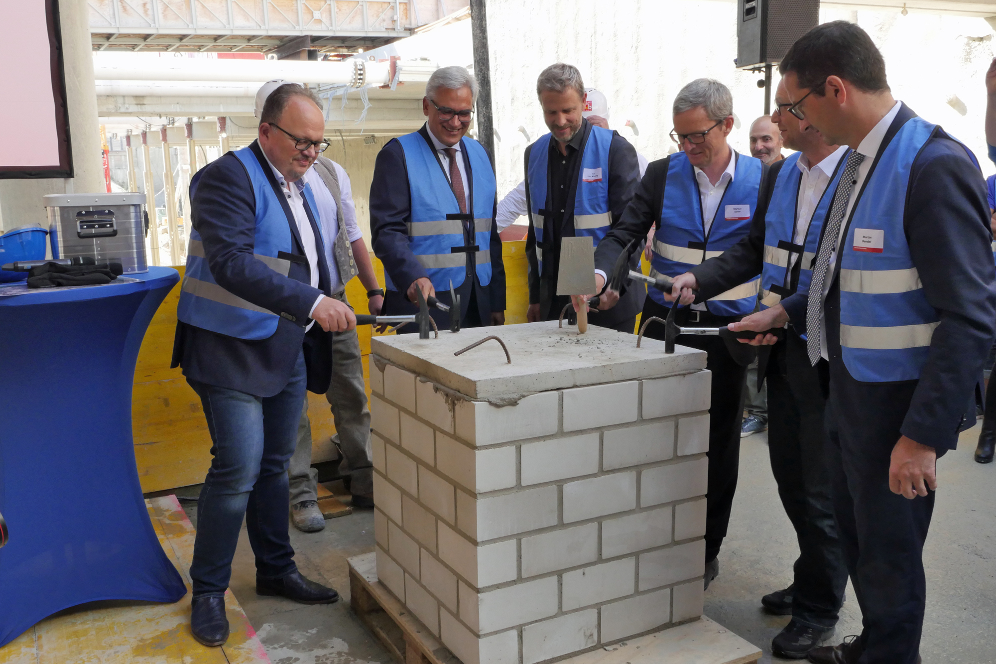 Peter Dechant, Gunter Czisch, Tim von Winning, Markus Sailer, Adrian Hochstrasser, Martin Bendel bei der Grundsteinlegung. Foto: Stadt Ulm