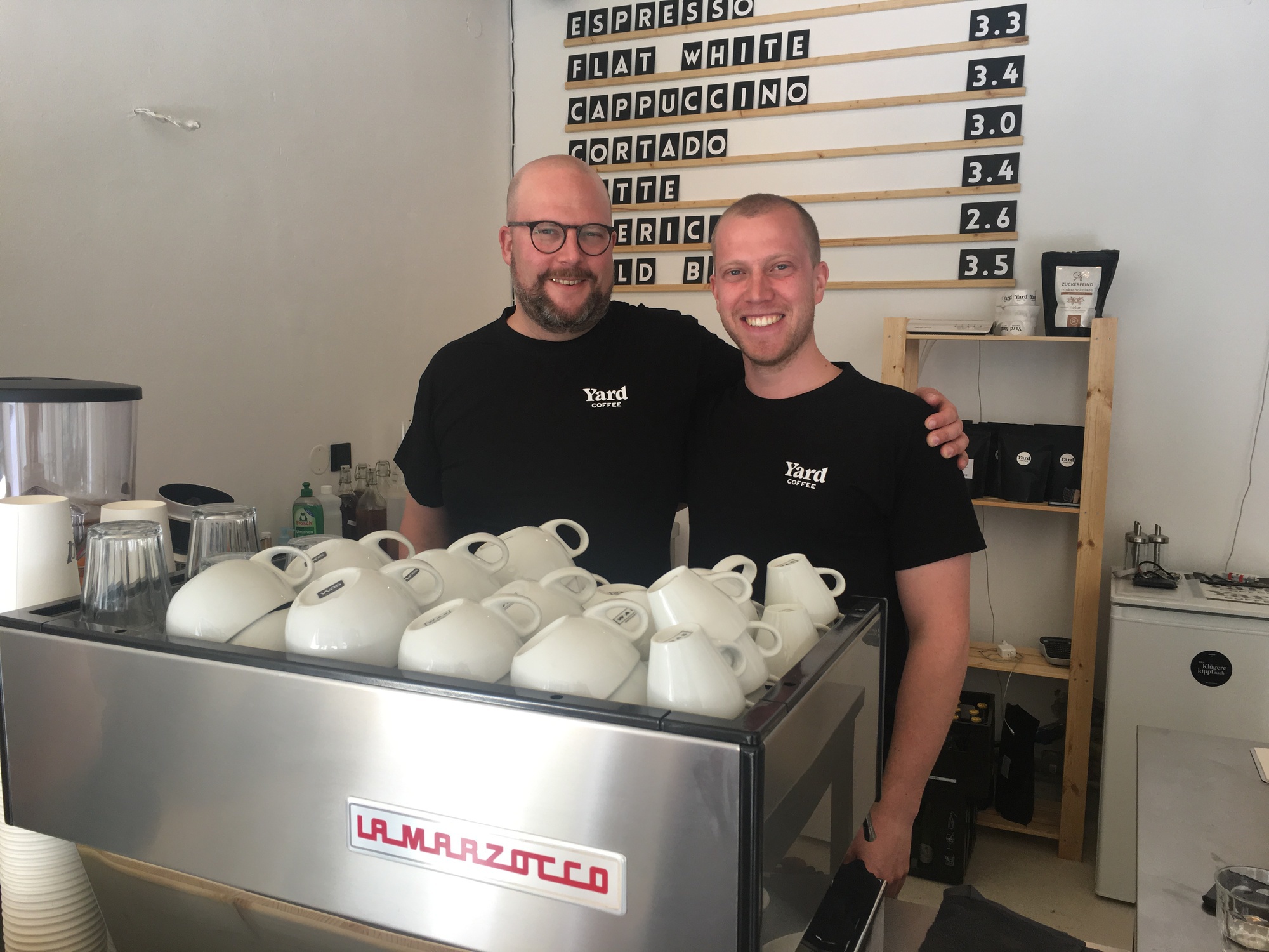 Christoph Steinle und Brian Klotz betreiben zusammen das „Yard Coffee“ . Foto: Angelina Märkl/B4B WIRTSCHAFTSLEBEN SCHWABEN