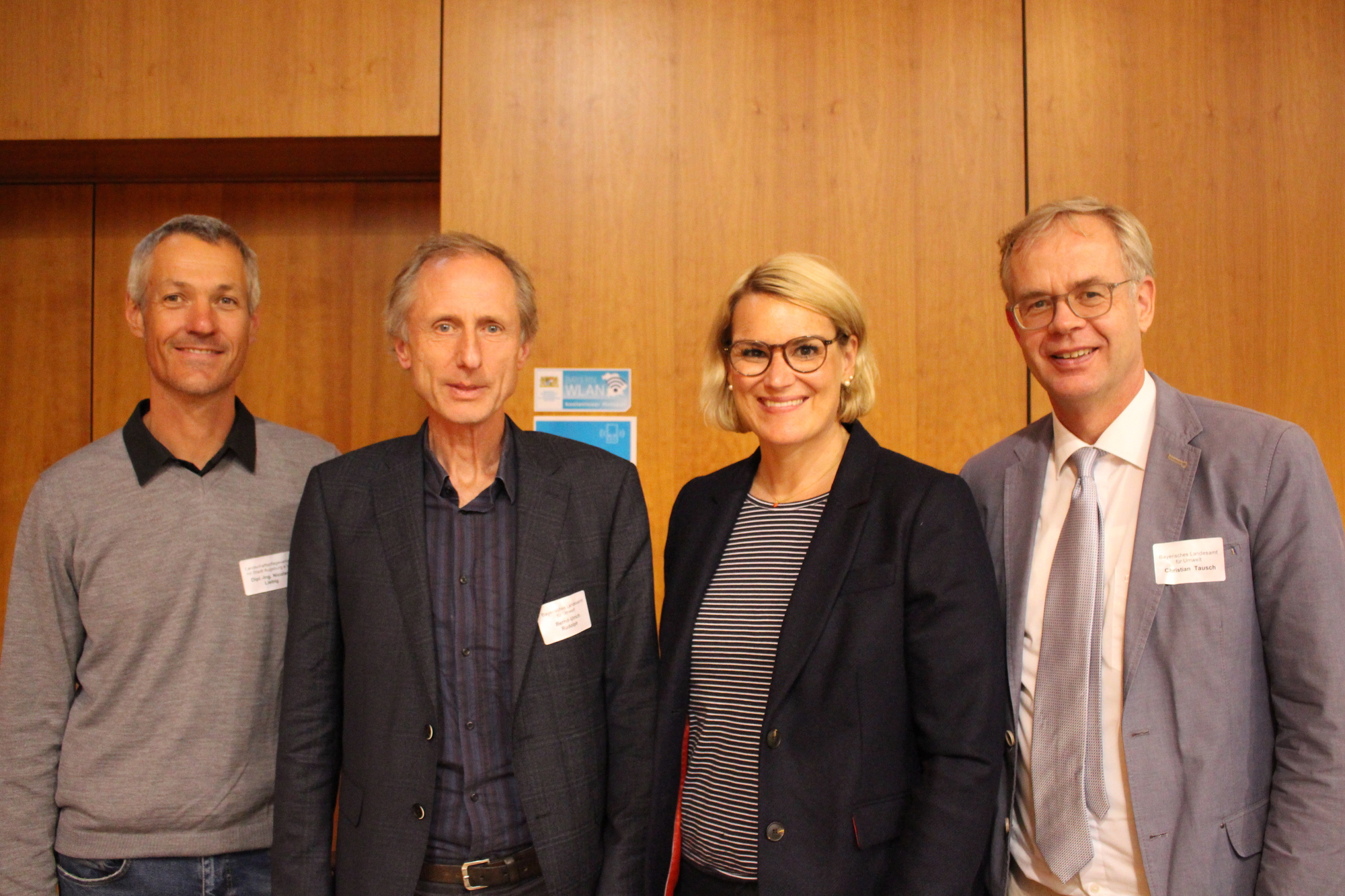 Nicolas Liebig, Bernd-Ulrich Rudolph, Eva Weber und Christian Tausch informierten beim Netzwerktreffen der Wirtschaftsförderung der Stadt Augsburg über Blühflächen in Gewerbegebieten. Foto: Angelina Märkl/B4B Wirtschaftsleben Schwaben