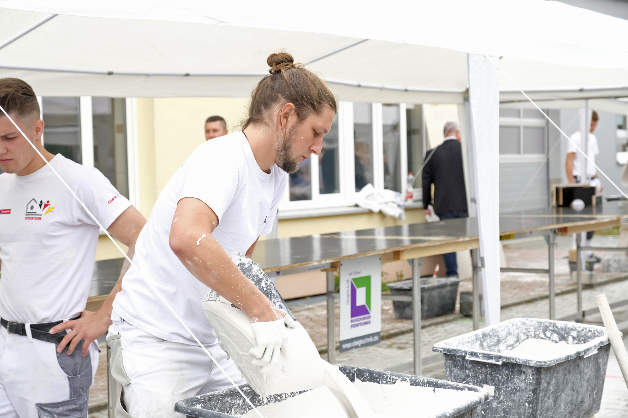 Beim Anmischen der Gips-Masse für den längsten Stuckstab der Welt: der Berliner Levin Schulze-Kofalck. Foto: Jensen media / Nationalteam Stuckateure
