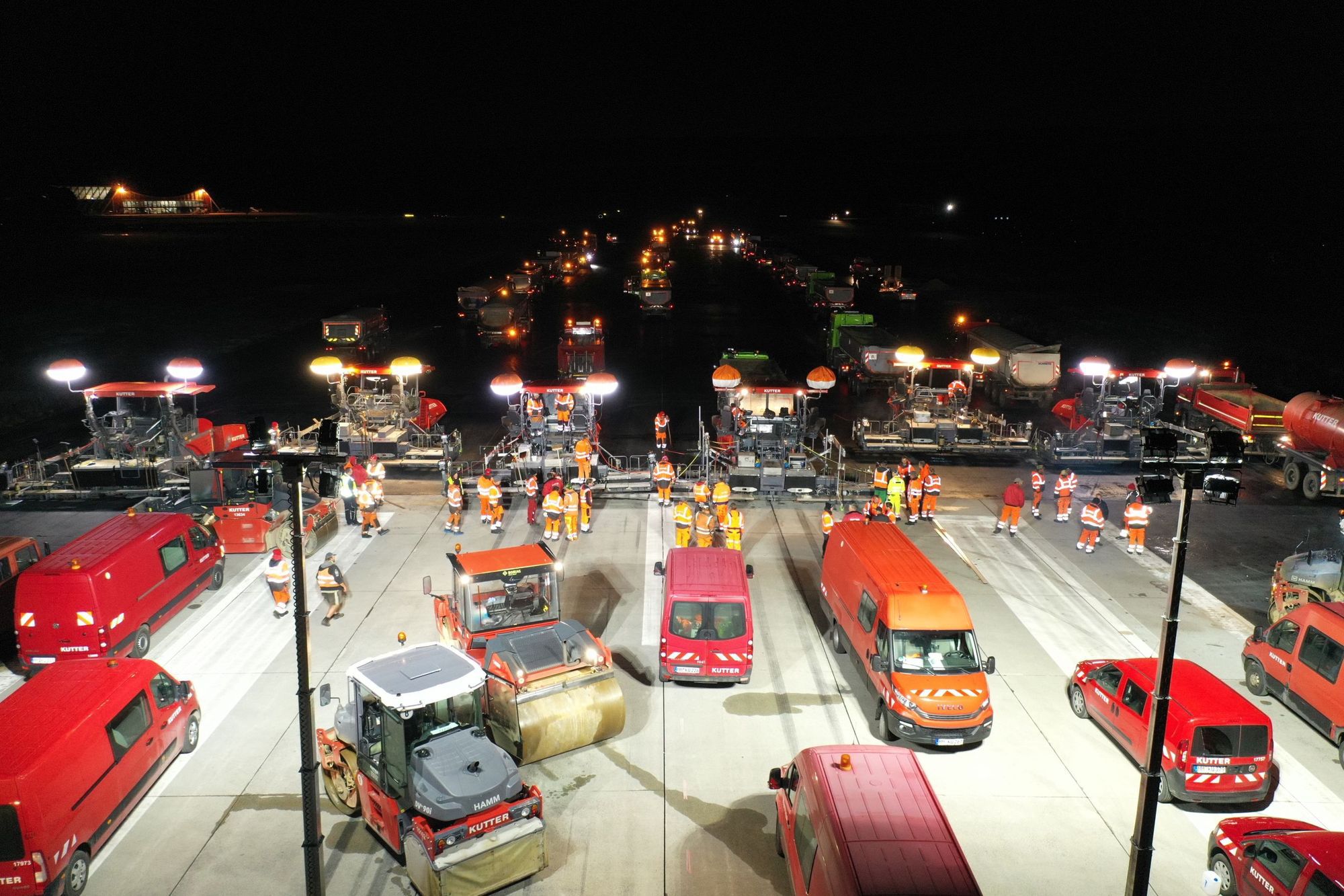 Seit Dienstagfrüh um 4.30 Uhr wird die Start- und Landebahn des Flughafen Memmingen asphaltiert. Foto: Fughafen Memmingen
