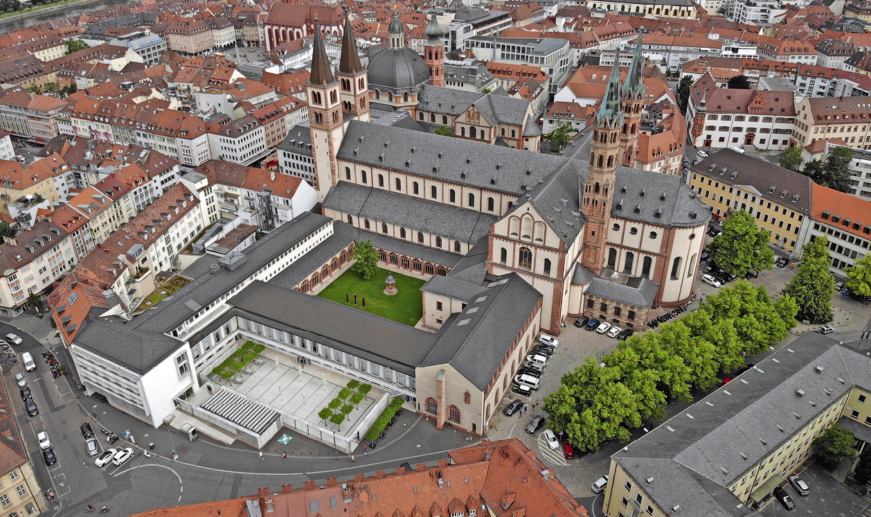 Das Burkardushaus am Würzburger Dom. Foto: Christoph Kirchner