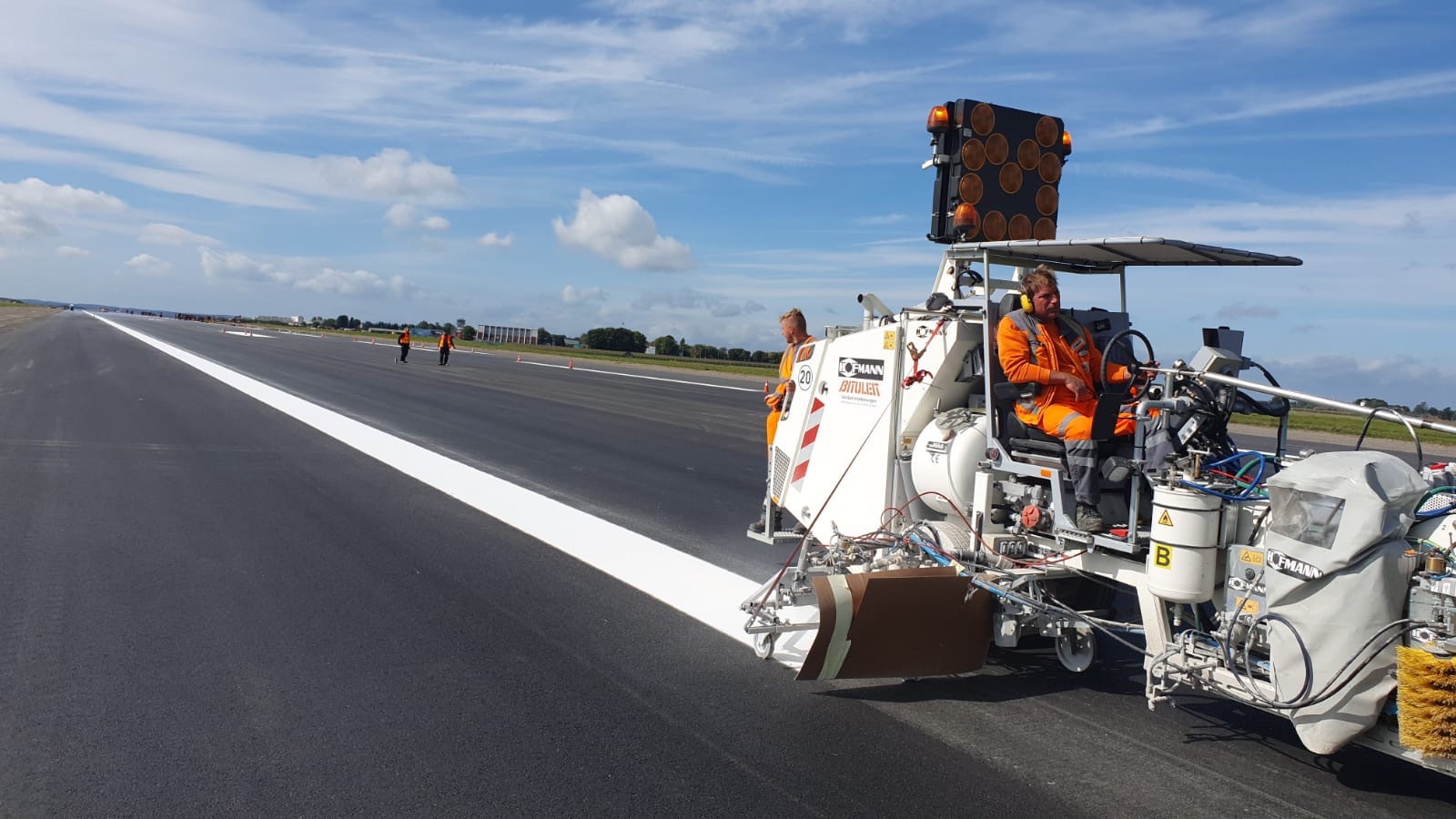 Zum Abschluss der zweiwöchigen Ausbauarbeiten am Flughafen Memmingen erfolgte die Markierung der Start- und Landebahn. Foto: Flughafen Memmingen