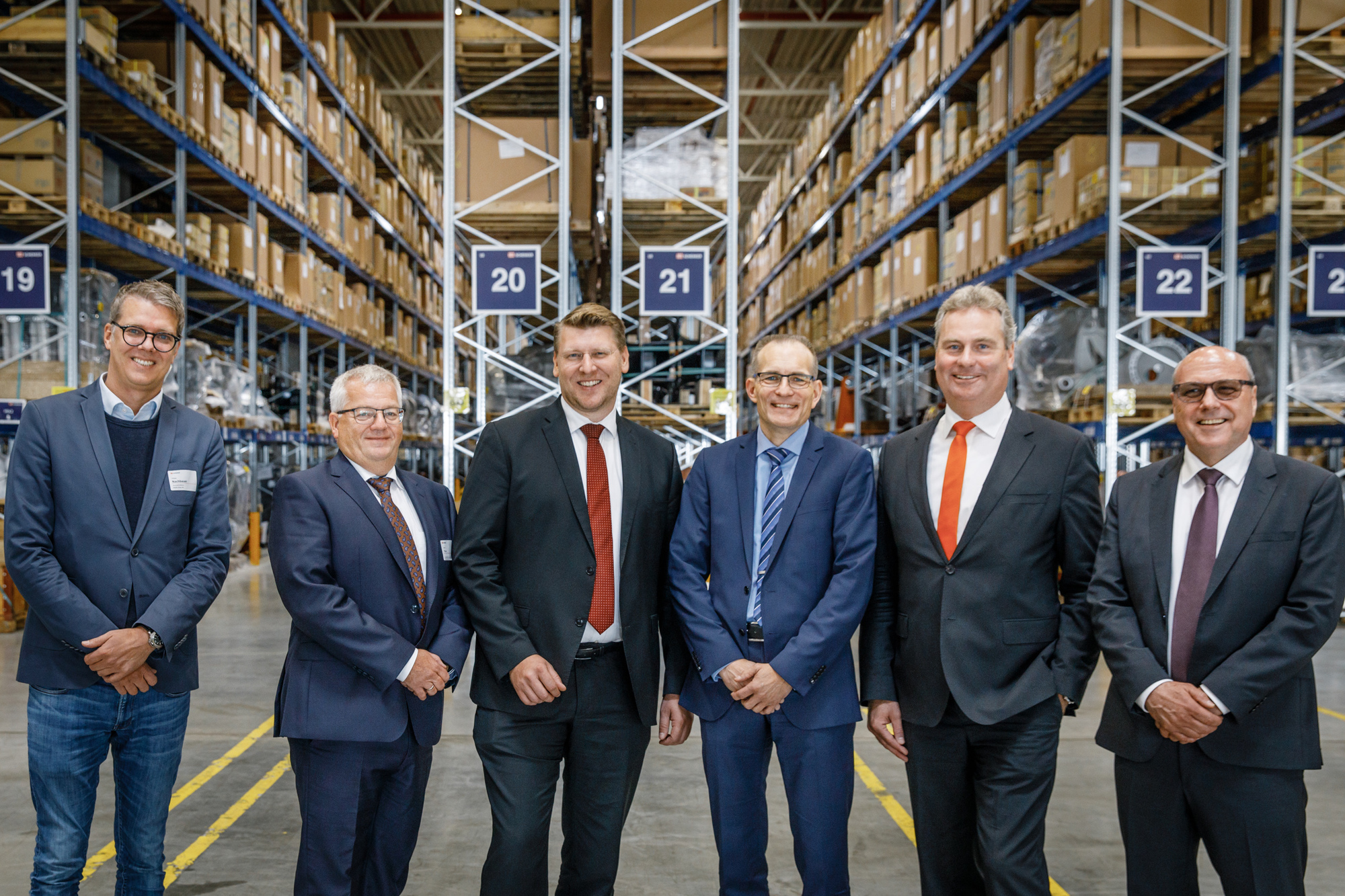 Feiern einen neuen Meilenstein im GVZ Augsburg: (v.l.n.r.) Philipp Nachbaur (CEO, MediaShop-Gruppe), Martin Thum (Geschäftsstellenleiter Augsburg-Logistik Schenker Deutschland AG), Christof Prange (Head of Business Development, Goodman Germany GmbH), Dr. Thomas Böger (Executive Vice President Contract Logistics / SCM Europe, Schenker Europe GmbH), Klaus König (CEO, KUKA Deutschland GmbH), Karl-Heinz Emberger (CEO, Schenker Deutschland AG). Foto: DB Schenker/Michael Neuhaus