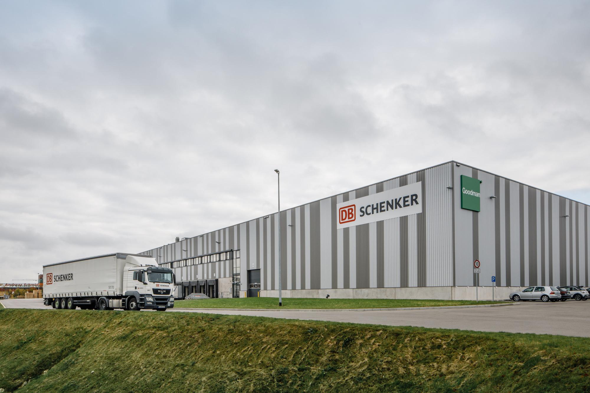 DB Schenker hat sein neues Lager im GVZ Augsburg für seine Kunden KUKA und MediaShop feierlich eröffnet. Foto: DB Schenker/Michael Neuhaus