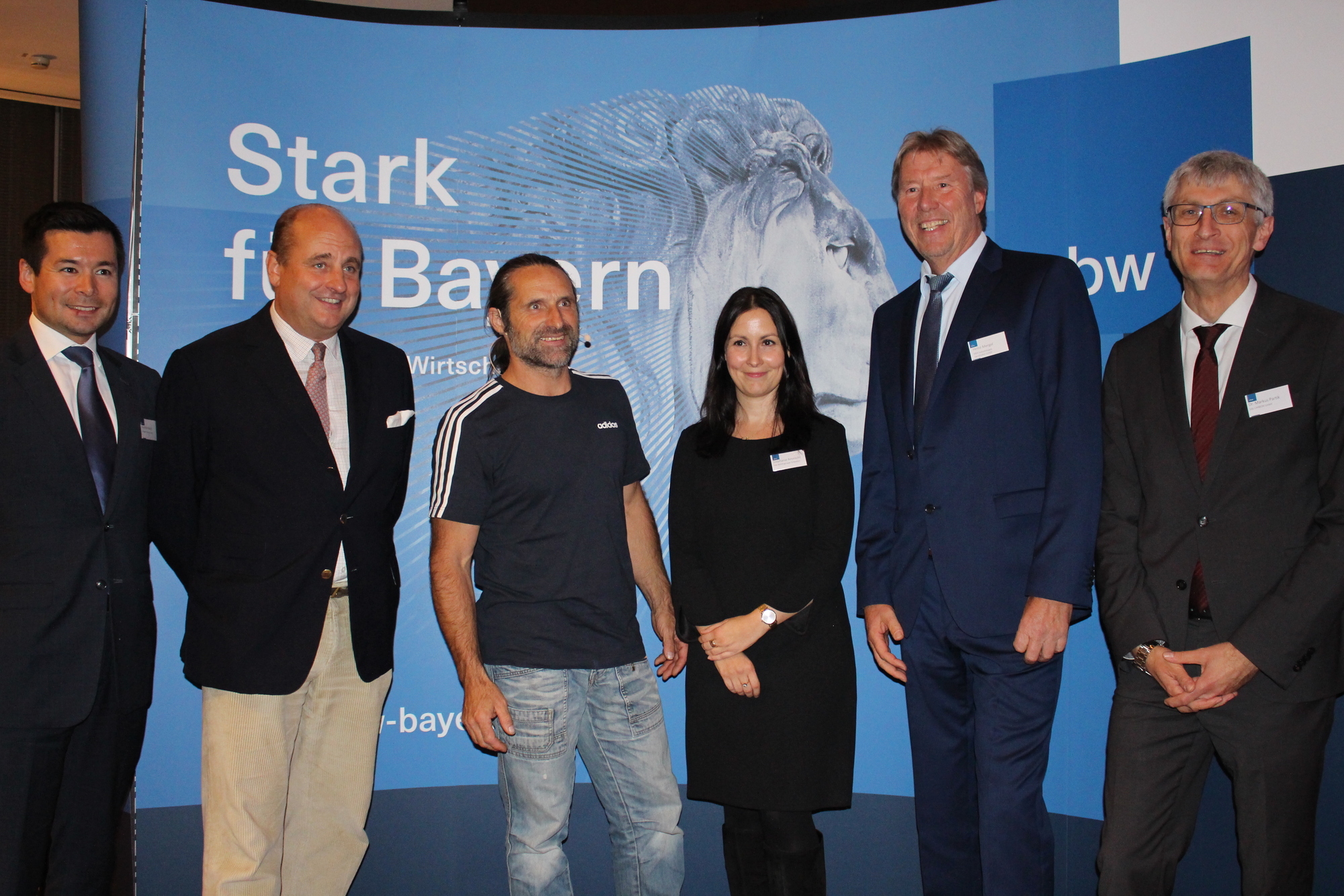 Philipp Erwein Prinz von der Leyen, Vorstand der vbw Bezirksgruppe Schwaben (2. von links) und Extrembergsteiger Alexander Huber (3. von links) waren die Redner des 27. Herbstgespräch der vbw. Foto: Angelina Märkl/B4B WIRTSCHAFTSLEBEN SCHWABEN