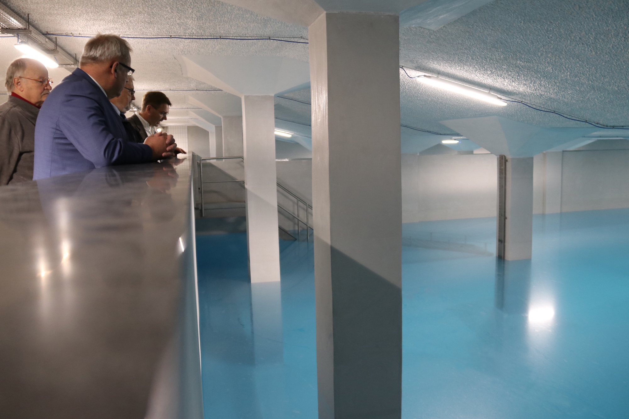 Ortstermin im sanierten Innenraum des Wasserhochbehälters Memmingen: Rund 6.000 Kubikmeter Trinkwasser sind in den Becken gefasst. Foto: Alexandra Wehr/Pressestelle Stadt Memmingen