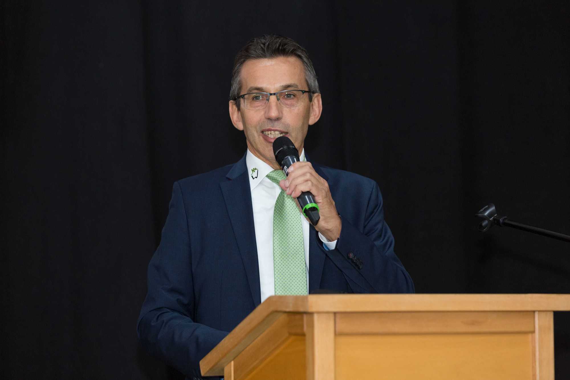 Erwin Taglieber bei der Einweihung der neuen Produktionshalle bei Taglieber Holzbau. Foto: Taglieber Holzbau