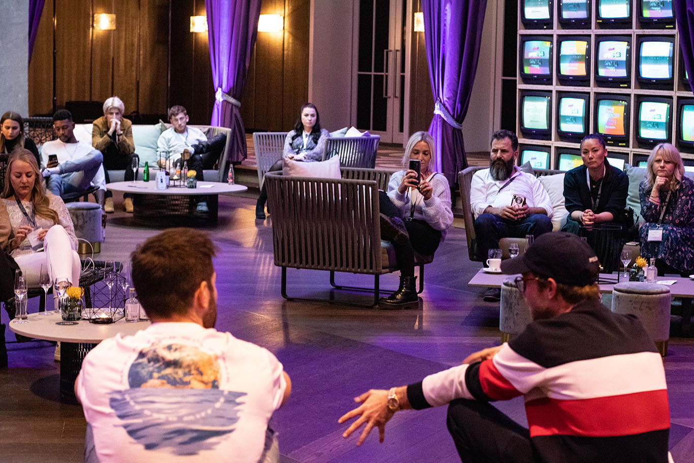 Der Berliner Social-Media-Experte Daniel Zoll (vorne rechts) teilte beim Influencer Day seine Erfahrungen mit Plattformen wie YouTube, LinkedIn und TikTok. Foto: Innoit