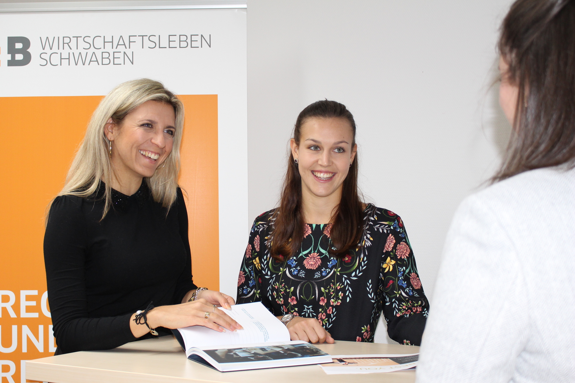 Gründerin Miriam Nagler (l.) zu Gast bei B4B WIRTSCHAFTSLEBEN SCHWABEN, gemeinsam mit ihrer Werkstudentin Christine Königsmann von Digital „M“ Communication &amp; Health