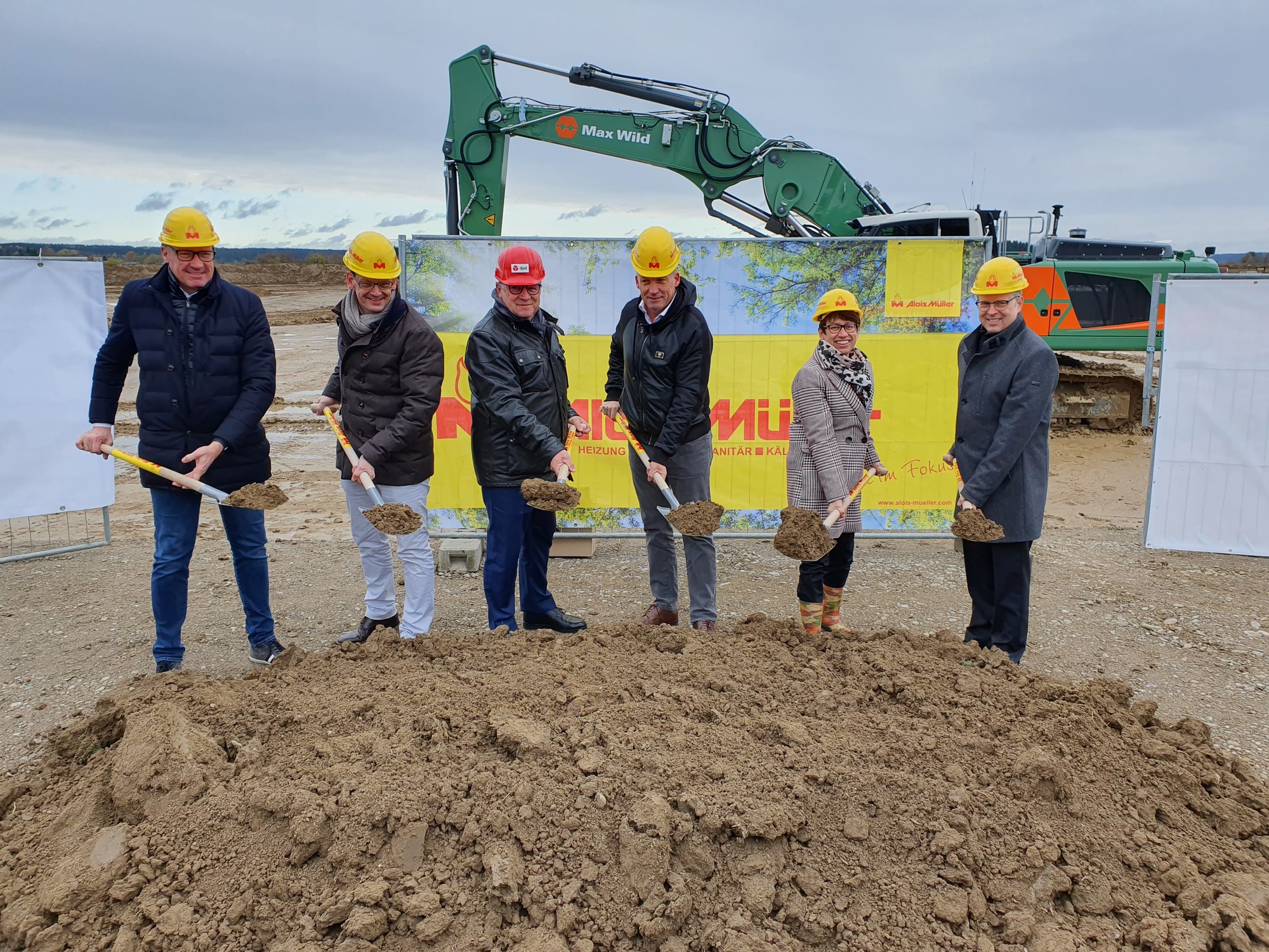 Baustart für neues DPD Depot: v.li. Steffen Müller, Alois Müller Holding GmbH &amp; Co. KG, Andreas Brockhaus, LIST AG, Thomas Ohnhaus, DPD Deutschland, Andreas Müller, Alois Müller Holding GmbH &amp; Co. KG, Christa Bail, stellvertretende Vorsitzende des Industrie- und Gewerbeverband A96, Dr. Stephan Winter stellvertretender Landrat Unterallgäu. Foto: Alois Müller