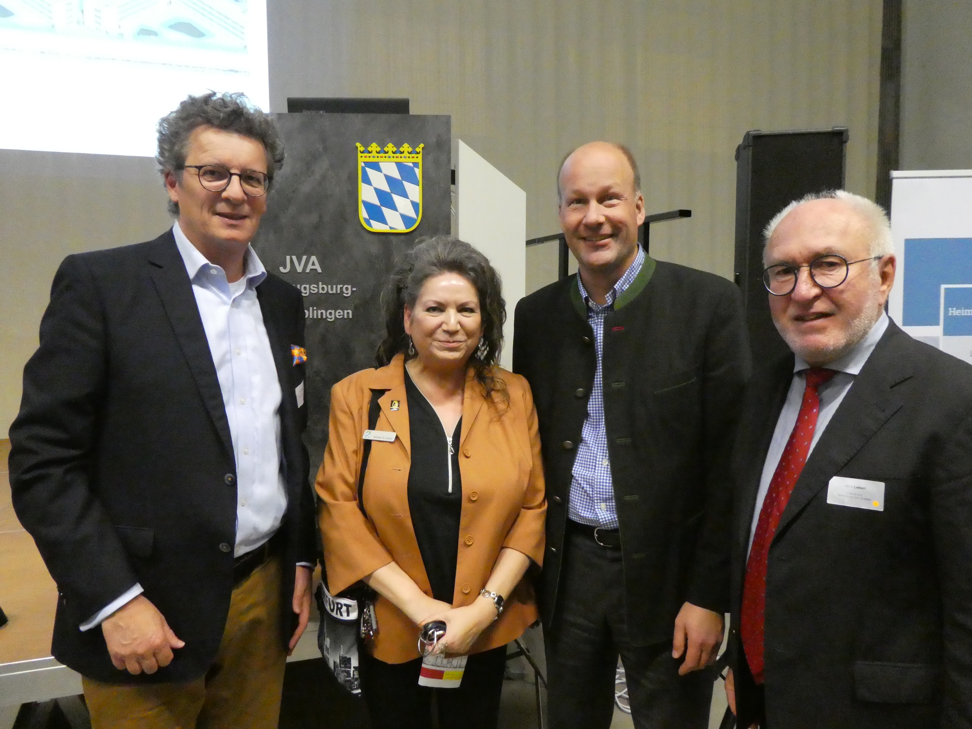 Referent Michael Brecht, Anstaltsleiterin Zoraida Maldonado de Landauer, Landrat Martin Sailer und der Stellvertreter des Landrats Heinz Liebert beim Unternehmerabend. Foto: Martina Keßler