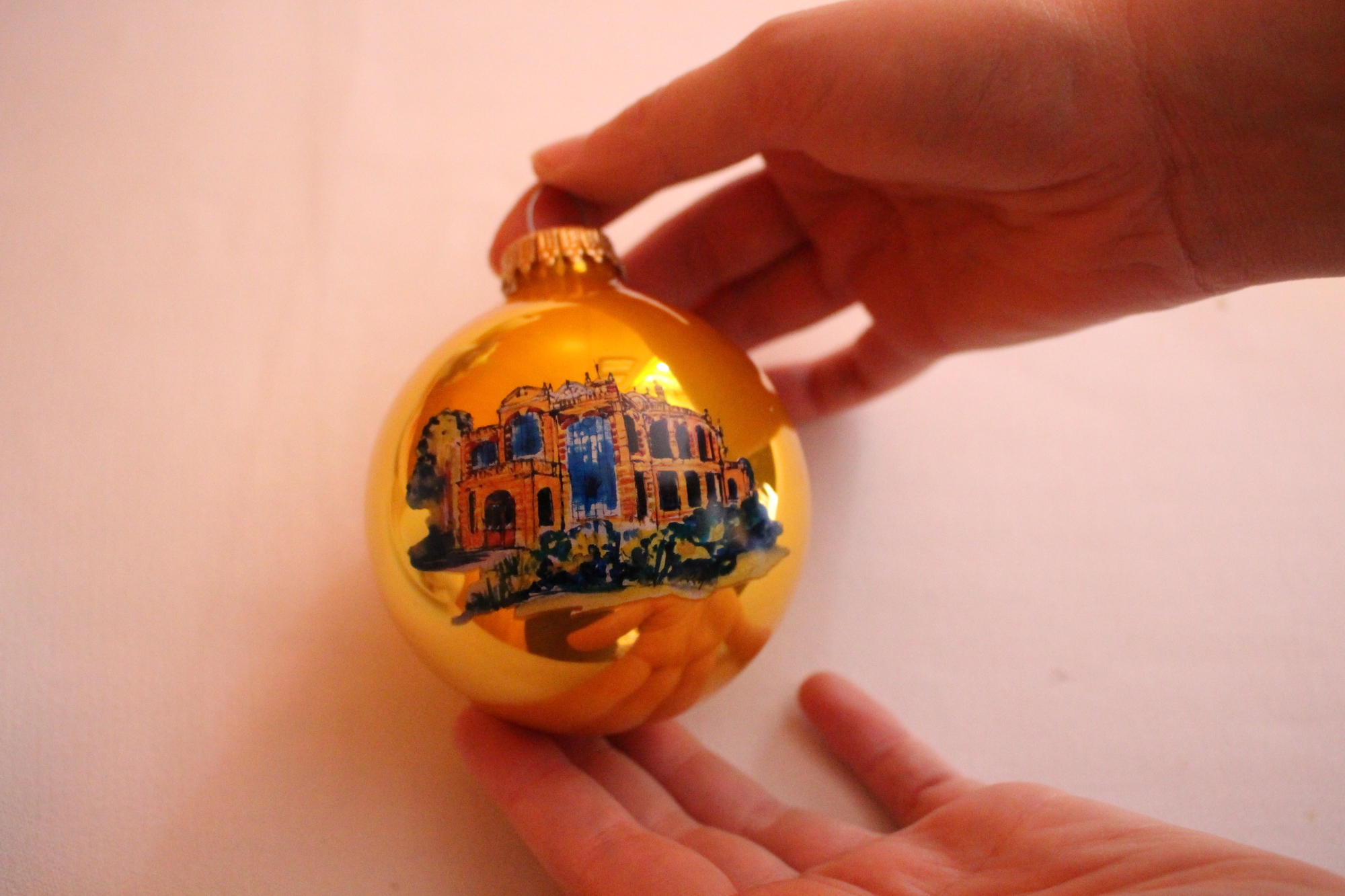 Die Weihnachtskugel 2019 ist goldfarben und trägt dieses Mal das Kurhaus Göggingen als Motiv. Foto: Angelina Märkl/B4B WIRTSCHAFTSLEBEN SCHWABEN