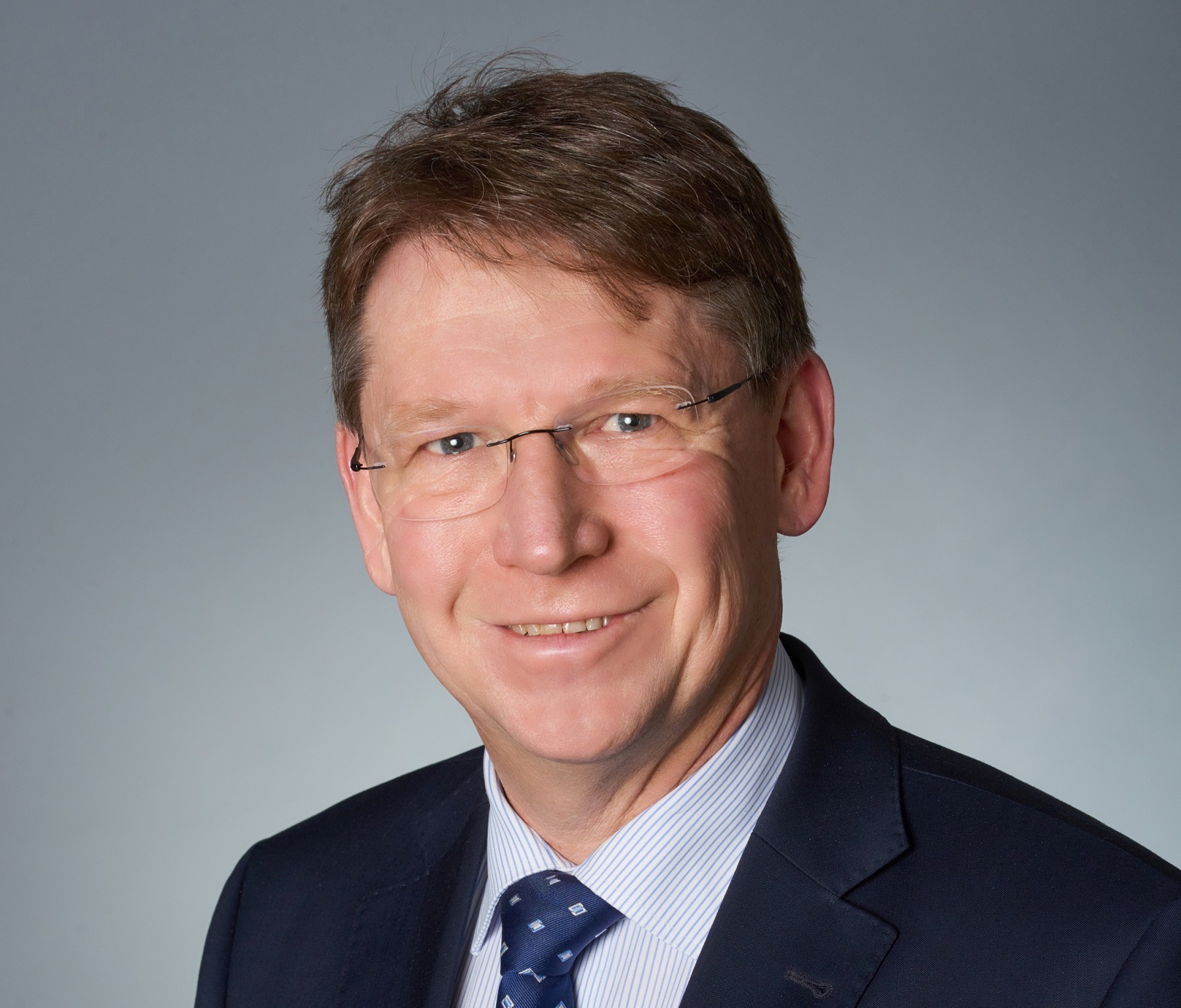 Landrat Stefan Rößle übergab 29 Arbeitgebern die Auszeichnung TOP-Arbeitgeber DONAURIES 2019. Foto: Landratsamt Donau-Ries
