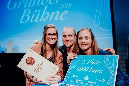 Der 1. Platz der Allgäuer Gründerbühne 2019: Laura Janosch und Xenia Schmidt von netteinander. Foto: Allgäu GmbH, Isenhoffs