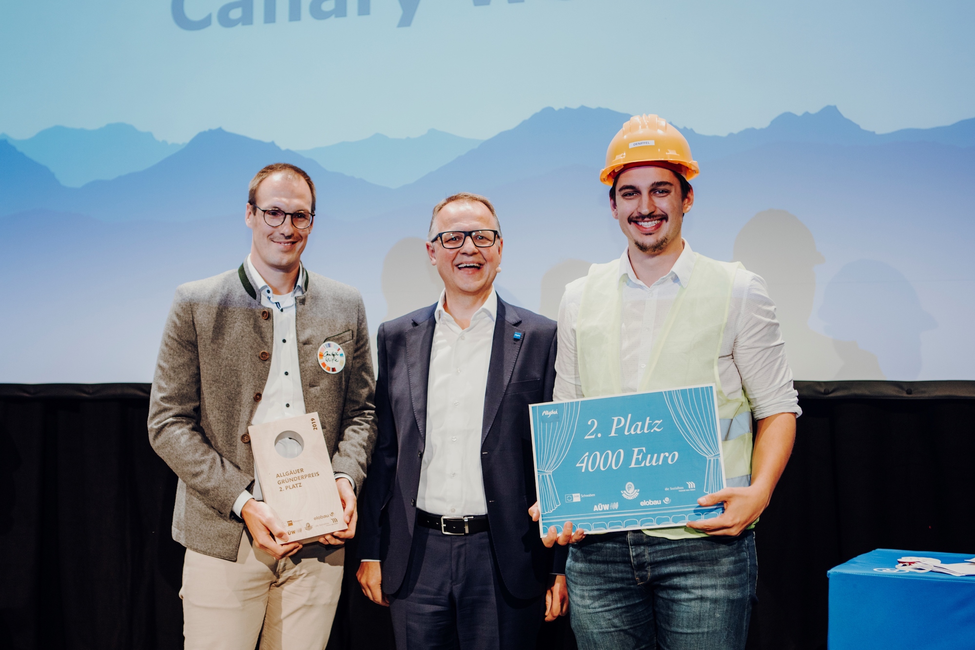 Canary Works sind auf dem 2. Platz der Allgäuer Gründerbühne 2019: v.l. Christoph Wölfle, Canary Works; Klaus Fischer, Allgäu GmbH; Thomas Deniffel, Canary Works. Foto: Allgäu GmbH, Isenhoffs