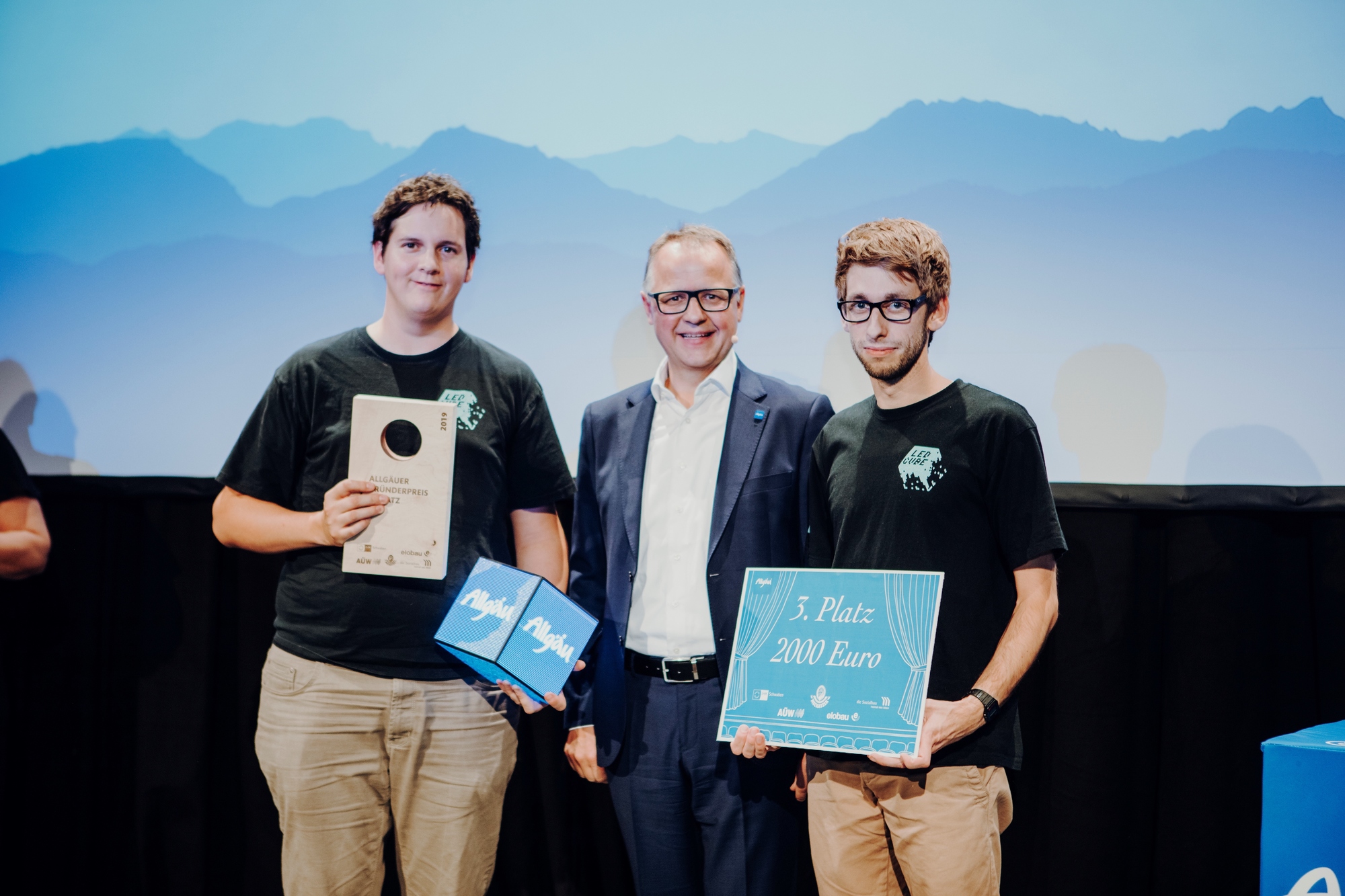 Squarewave belegt den 3. Platz der Allgäuer Gründerbühne 2019: v.l. Hannes Vatter, Squarewave; Klaus Fischer, Allgäu GmbH; Adrian Kaul, Squarewave. Foto: Allgäu GmbH, Isenhoffs