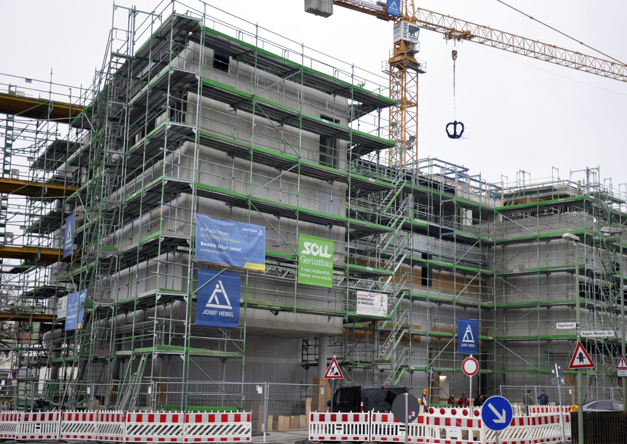 Die Richtkrone über dem nun fertigen Rohbau des dritten Bauabschnittes der KJF Klinik Josefinum. Foto: KJF/Kathrin Ruf