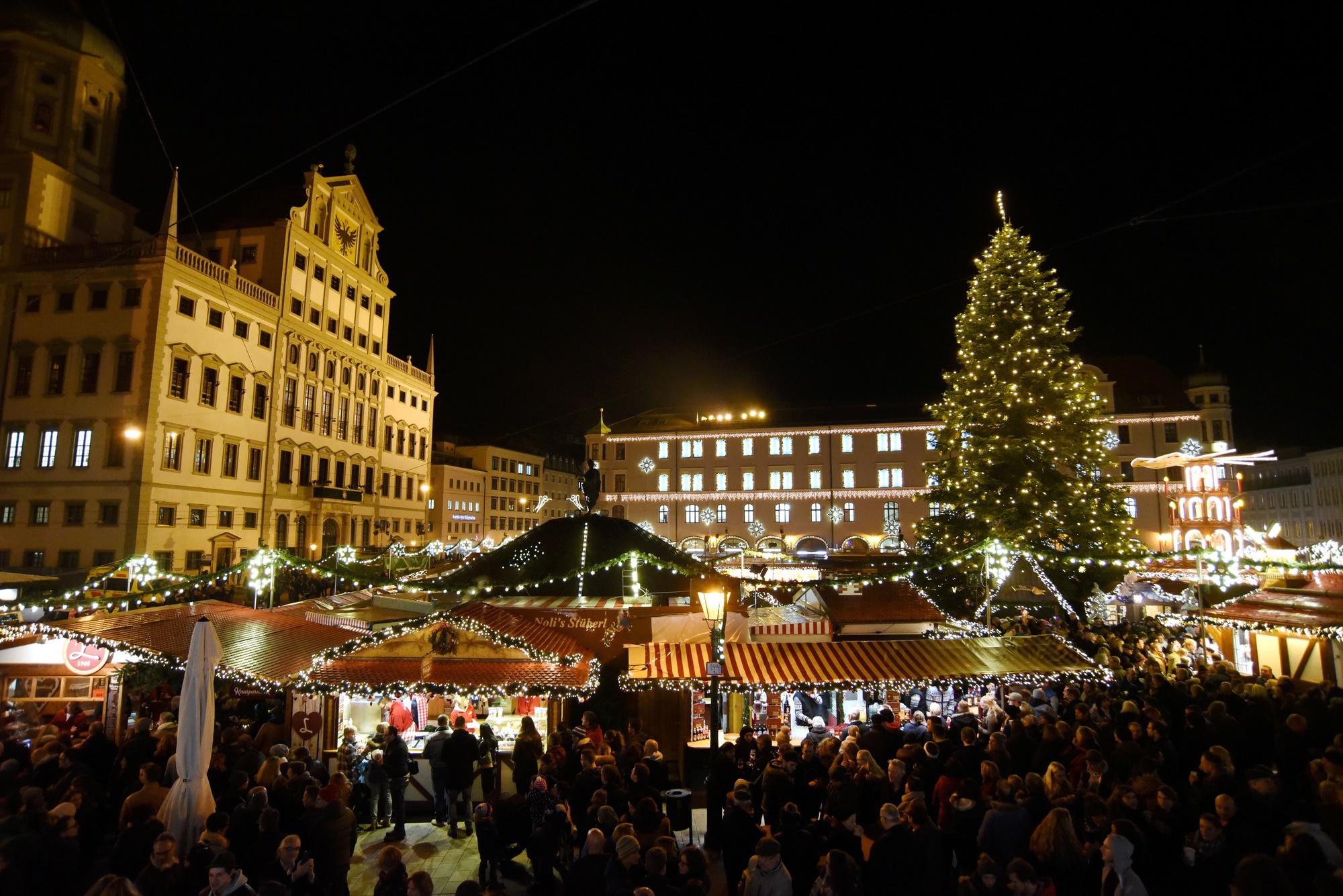 Symbolbild. Der Augsburger Christkindlesmarkt auf dem Rathausplatz. Foto: Stadt Augsburg/ Ruth Plössel