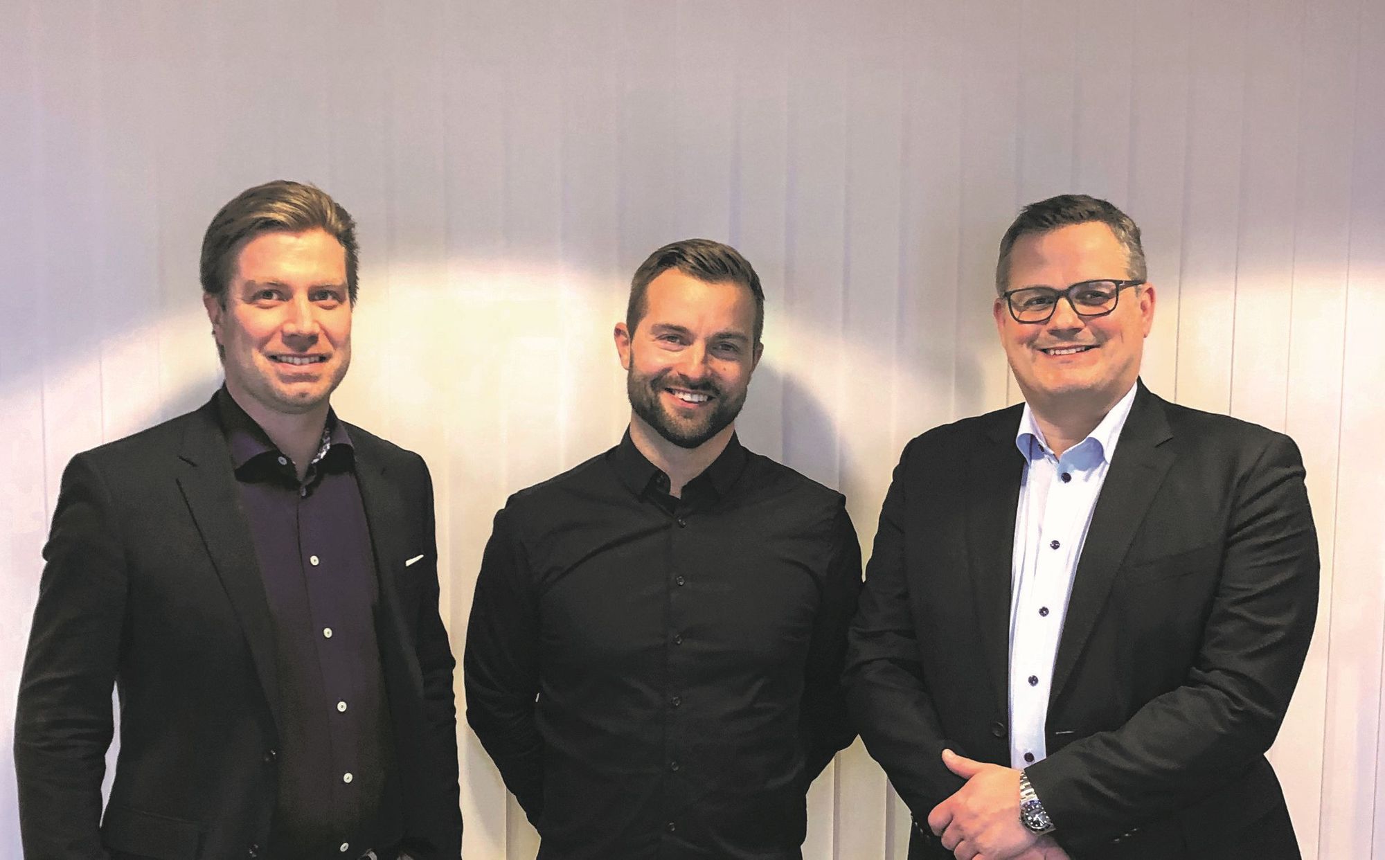 Tommy Klasson, Henrik Mårtensson von der SGA Conveyor Systems AB und Joachim Koschier von der BÖWE SYSTECGruppe freuen sich auf die gemeinsame Zusammenarbeit. Foto: BÖWE SYSTEC GmbH