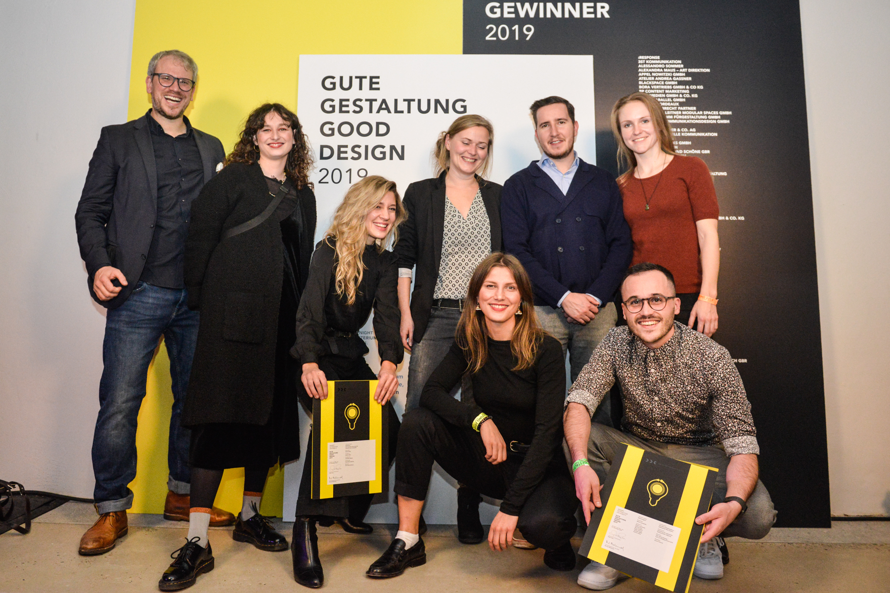 Die Preisträgerinnen und Preisträger der Hochschule Augsburg beim DDC University Award zusammen mit Prof. Kai Bergmann. Foto: DDC