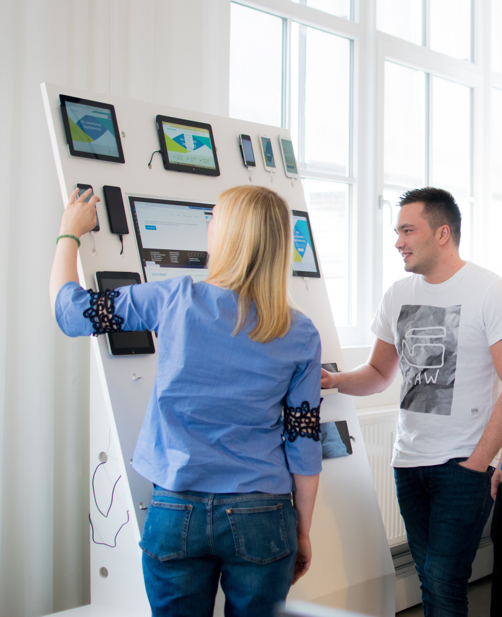 Im Device Lab von Kommdirekt können interessierte Firmen ihre Website oder App auf unterschiedlichsten Geräten testen. Foto: Kommdirekt