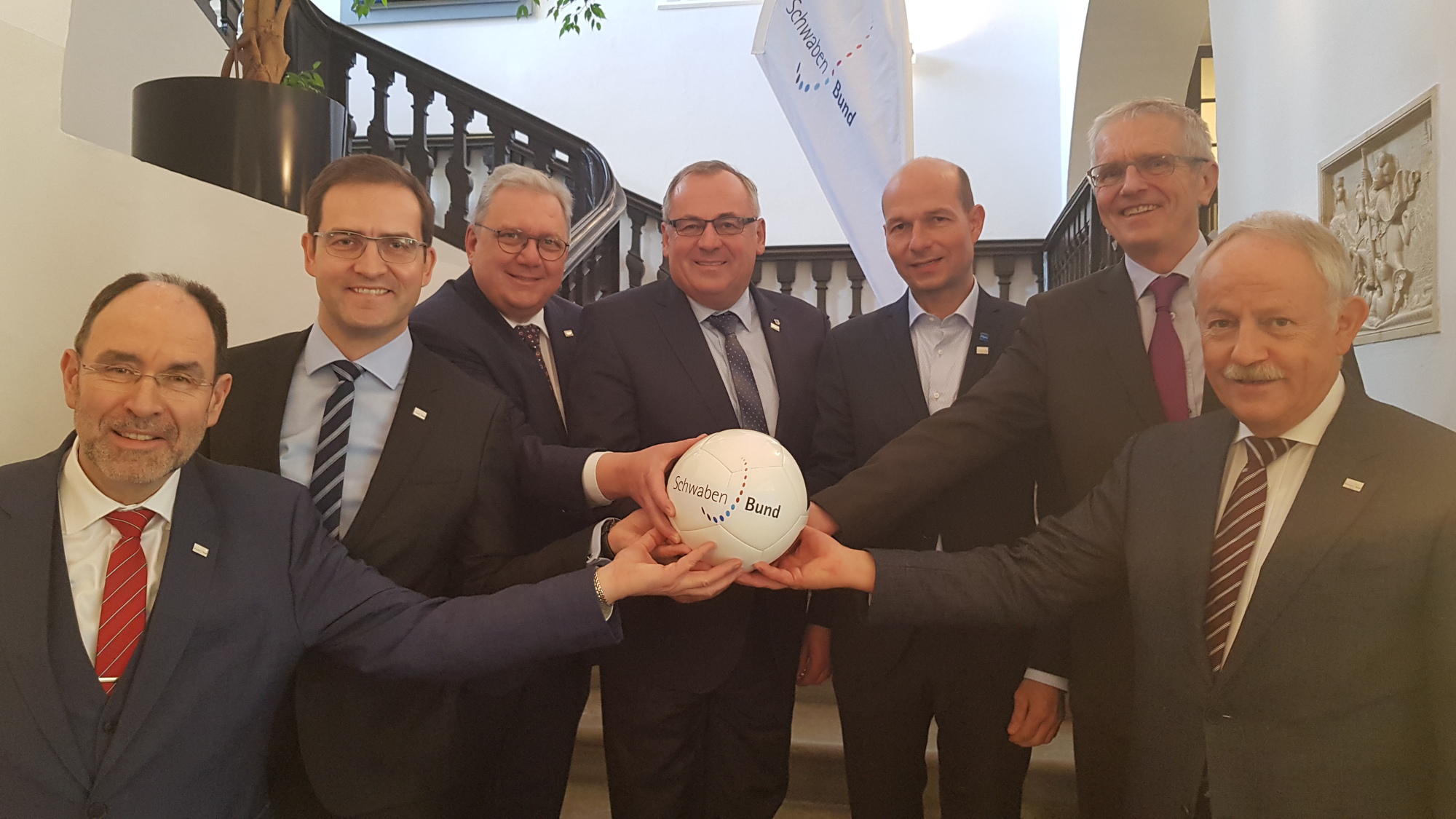 Symbolisch übergibt der bisherige Vorstand den „Spielball“ an das neue vierköpfige Team. Foto: Schwabenbund