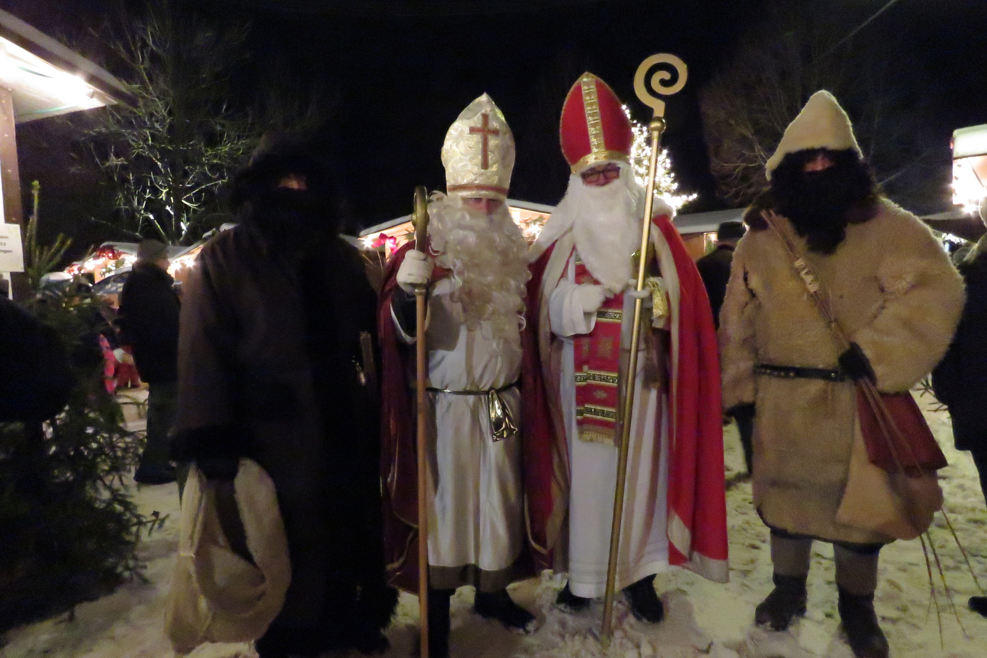Freiwillige des Kinderheims St.Clara verteilen auf dem Gundelfinger Weihnachtsmarkt Geschenke an die jungen Besucher. Foto: Stadt Gundelfingen.