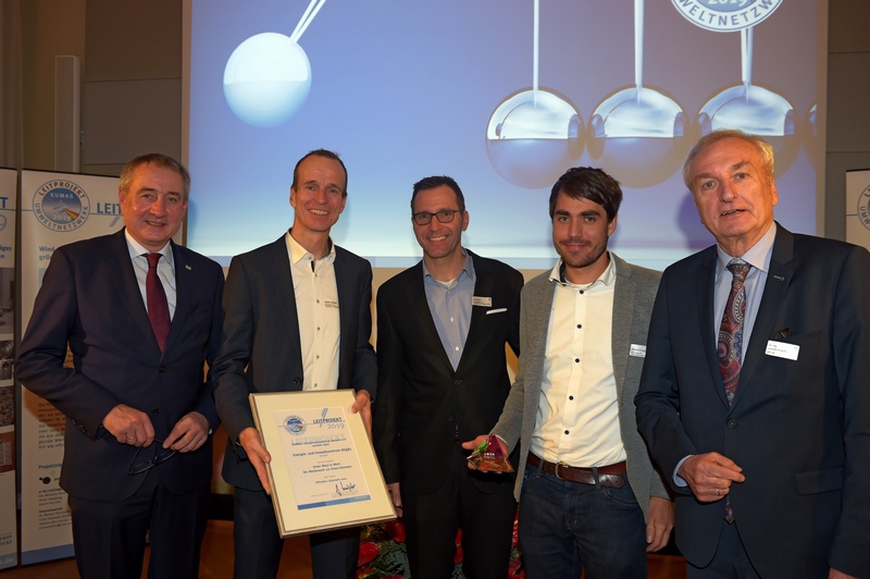 Preisträger eza! Energie- und Umweltzentrum Allgäu gGmbH, Kempten (von links:) Thomas Nieborowsky (KUMAS e.V.), Martin Sambale, Felix Geyer, Sebastian Hartmann (eza!), Dr. Joachim Knüpfer (KUMAS e. V.). Foto: KUMAS e.V. Augsburg