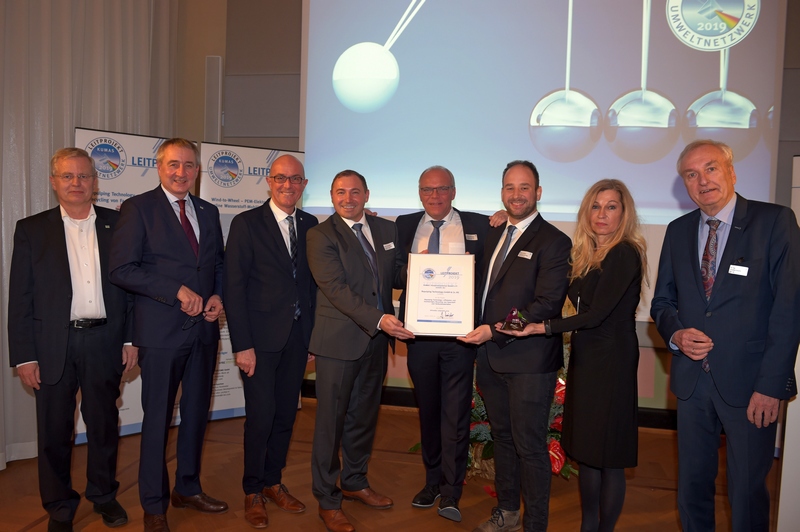 Preisträger Repulping Technology GmbH &amp; Co.KG, Schiltberg (von links:) Prof. Wolfgang Rommel, Thomas Nieborowsky (KUMAS e.V.), Dr. Klaus Metzger (Landrat Aichach-Friedberg), Ulrich Neumüller, Stephan Wucherer, Jakob Kratzer, Angela Schlecht (Repulping Technology), Dr. Joachim Knüpfer (KUMAS e. V.). Foto: KUMAS e.V. Augsburg