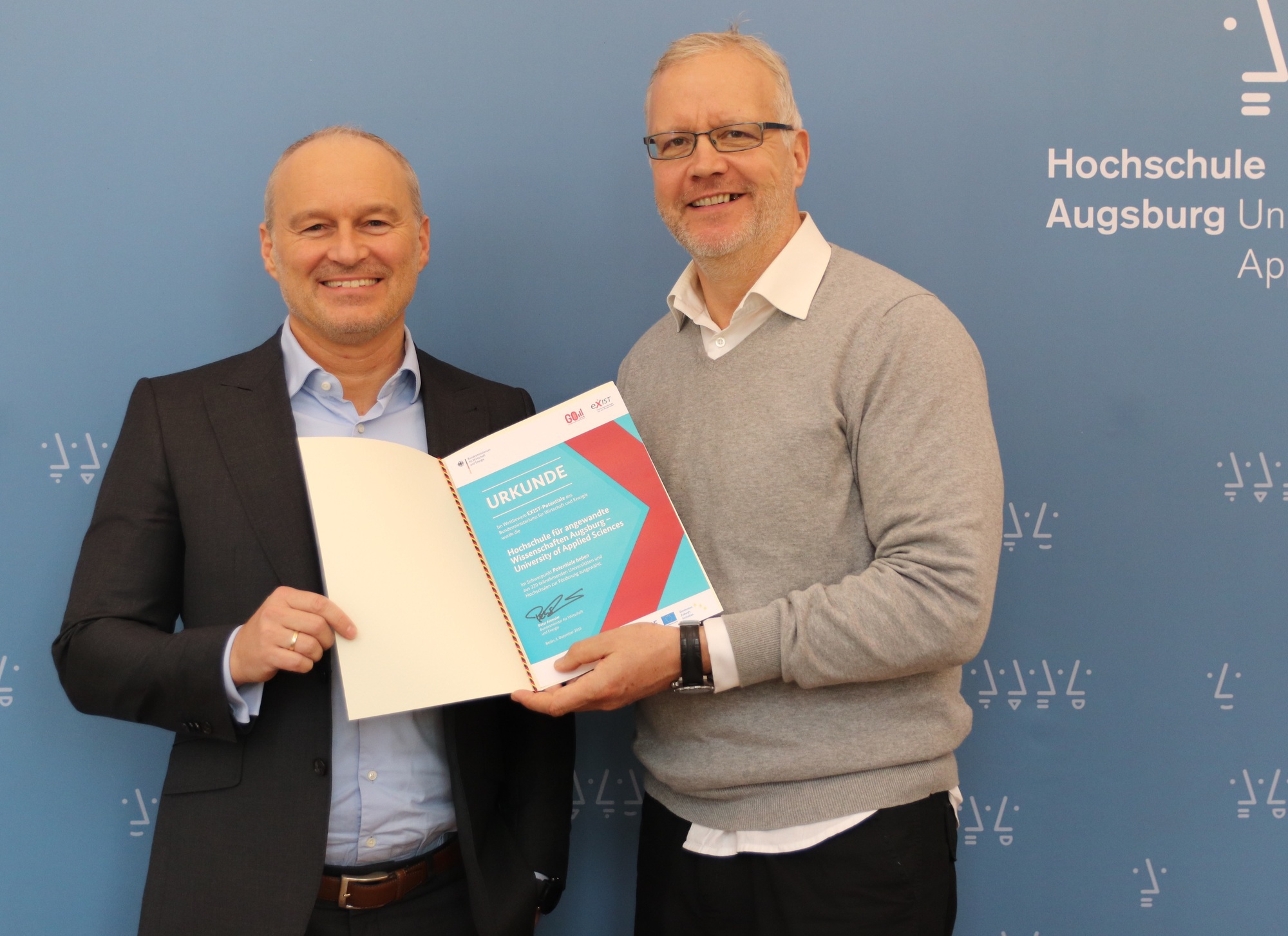 Prof. Dr. Norbert Gerth und Prof. Dr. Gordon Thomas Rohrmair freuen sich über die EXIST-Auszeichnung. Foto: Hochschule Augsburg