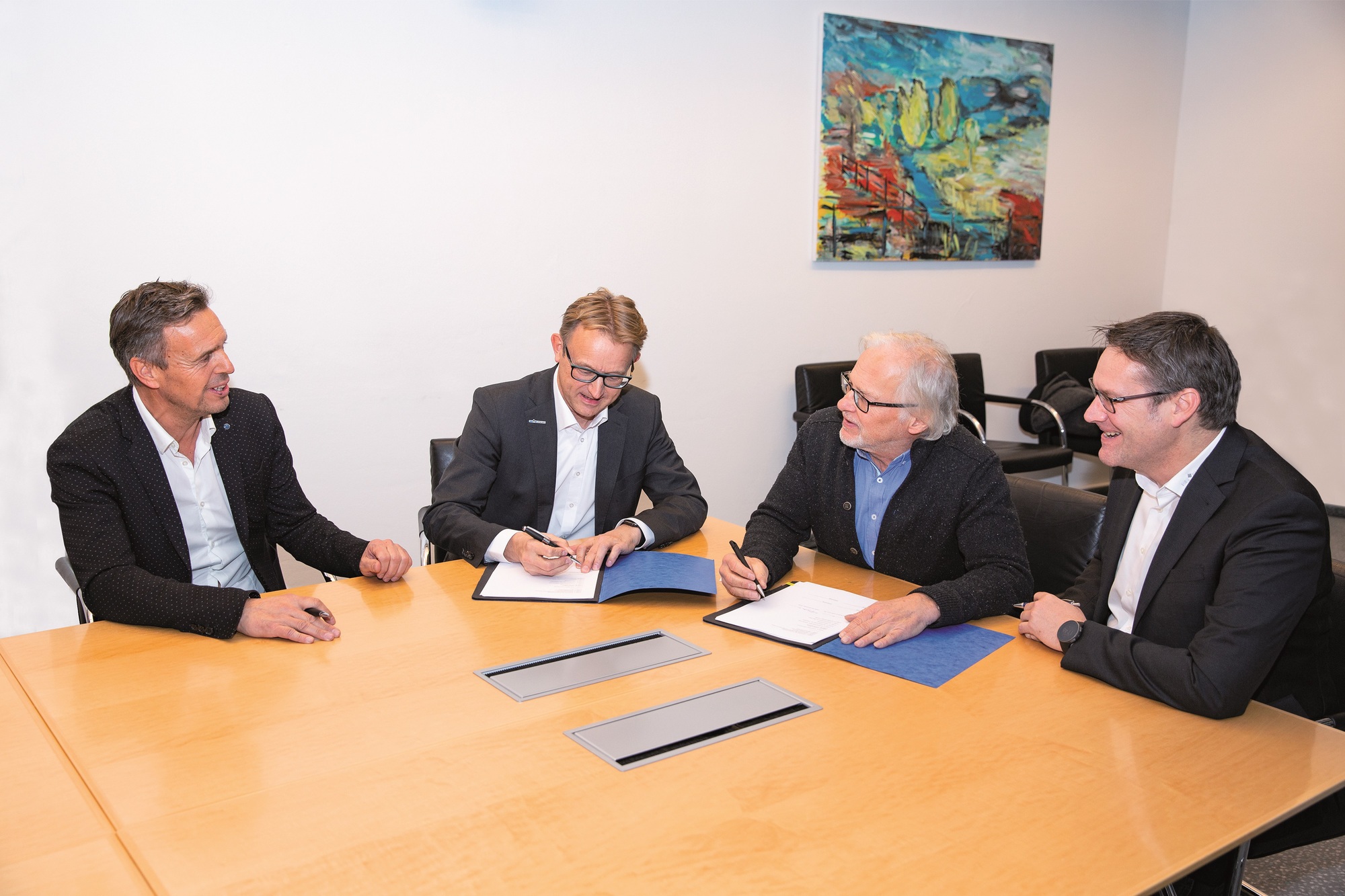 Die Geschäftsführer unterzeichnen den Kooperationsvertrag: Norbert Rechner, Managing Director bei pester, Tim Slomp, CTO Uhlmann, Thomas Pester, CEO pester, und Michael Mrachacz, CSO Uhlmann. Foto: pester