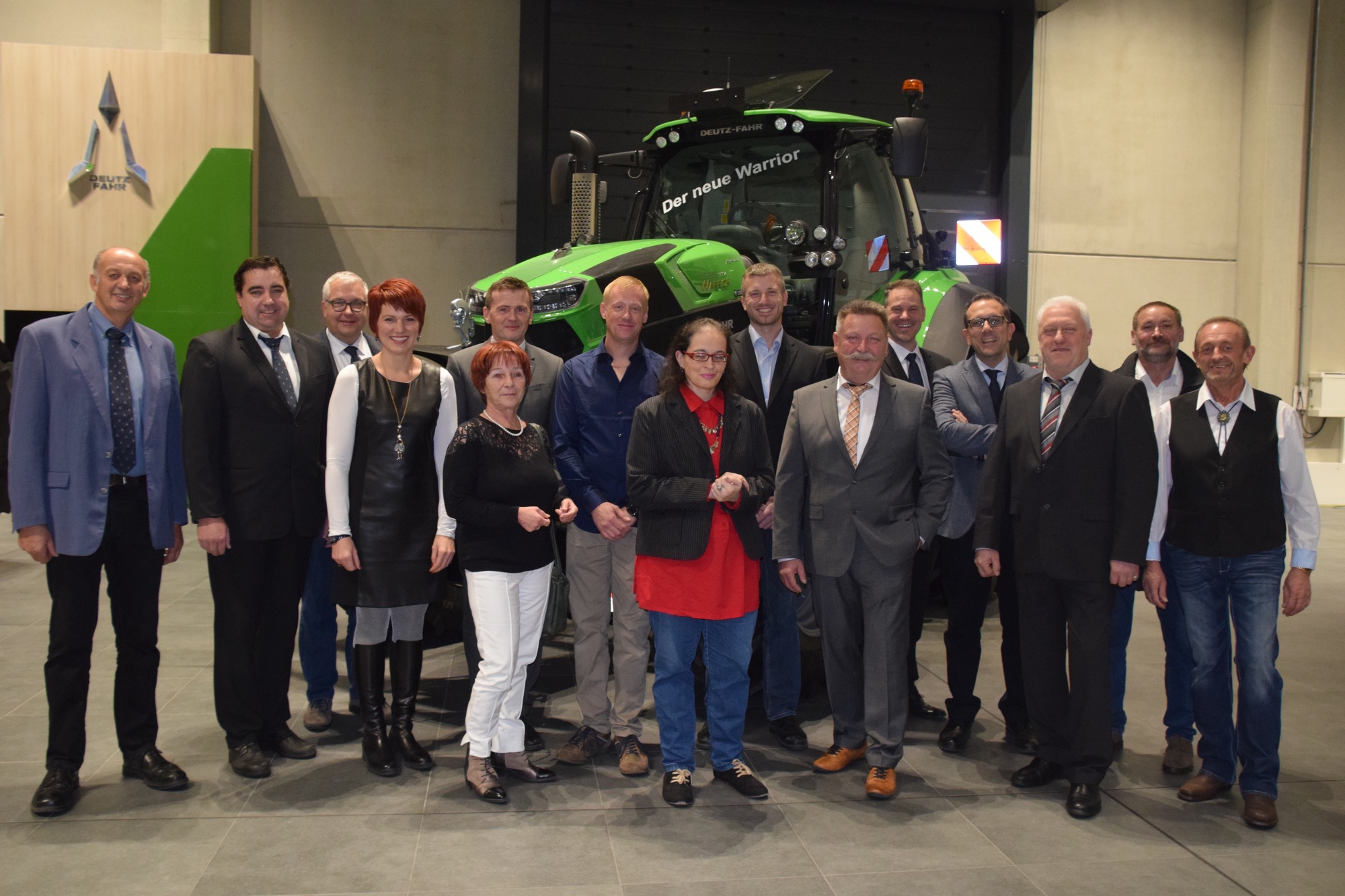 (von links): Theo Kroh (40 J.), Stefan Behringer (Leiter Qualitätsmanagement), Robert Bielesch (Leiter Marketing), Katja Müller (Bürgermeisterin Lauingen), Gabriele Heim (40 J.), Walter Schneider (Leiter Controlling), Andreas Kosch (25 J.), Martina Hehl (25 J.), Florian Miller (Leiter Versuch), Hermann Roth (40 J.), Matthias Augenstein (Geschäftsführer), Andrea De Gaetano (Geschäftsführer), Hubert Feistle (45 J.), Martin Behringer (40 J.), Stefan Kerler (40 J.). Foto: SAME DEUTZ-FAHR Deutschland GmbH