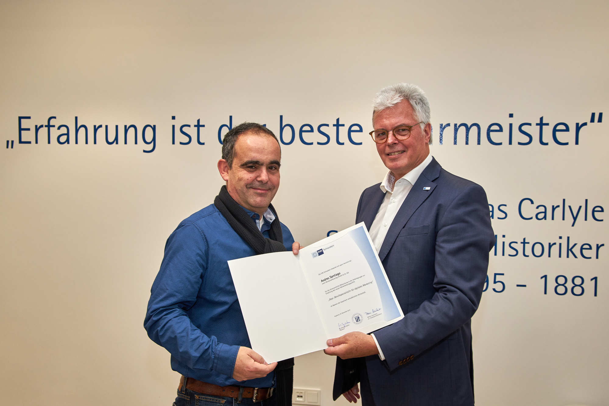 Andres Santiago und Andreas Kopton freuen sich über den erfolgreichen Projektabschluss. Foto: IHK Schwaben.