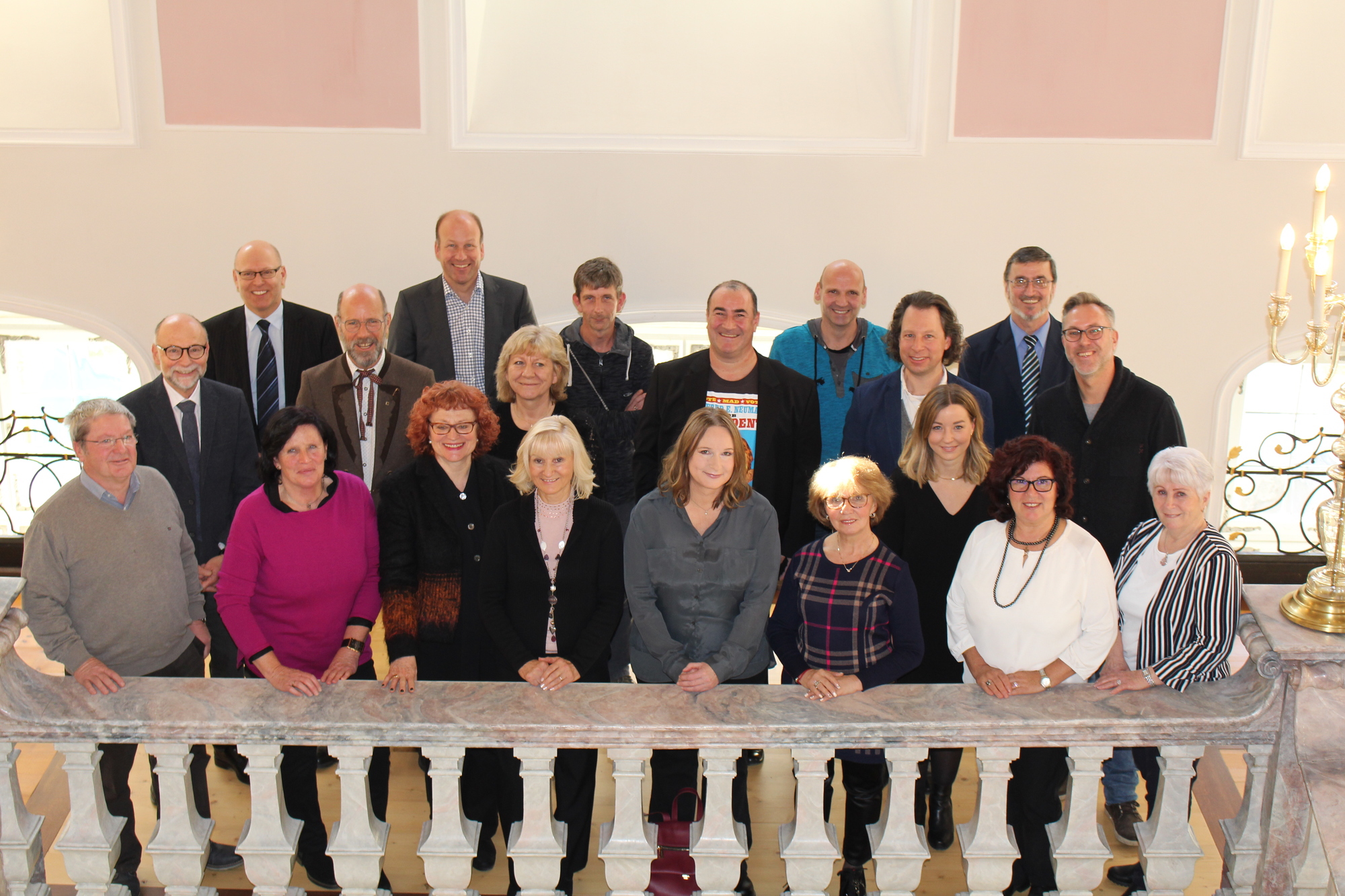 Die zahlreichen Jubilare und Gratulanten des Bezirkskrankenhauses Augsburg. Foto: Georg Schalk