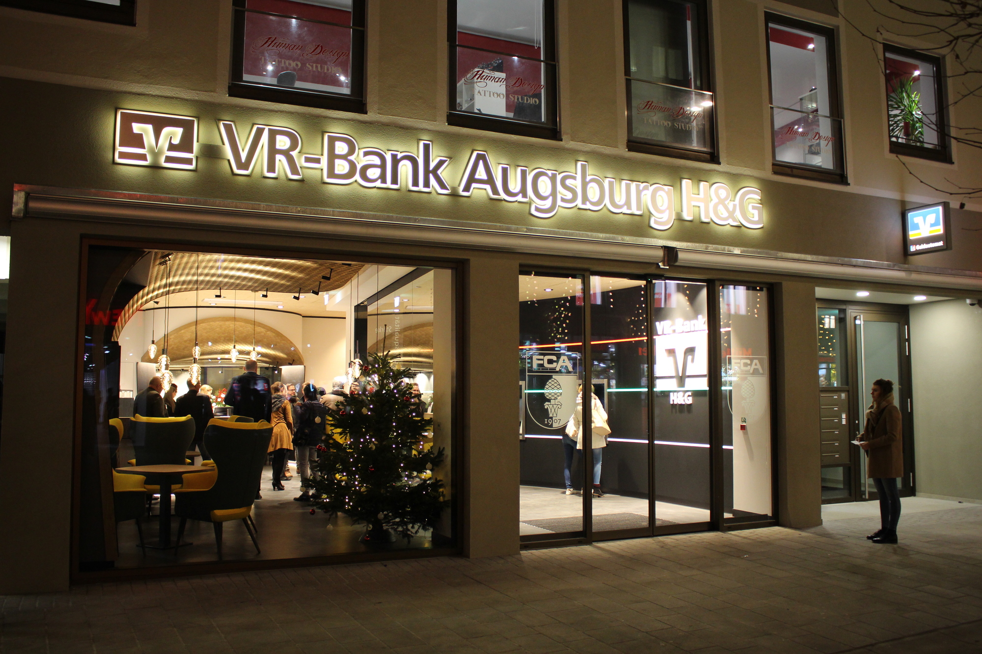 Die Filiale bei der Einweihungsfeier am 19. Dezember von außen. Foto: Angelina Märkl/B4B WIRTSCHAFTSLEBEN SCHWABEN