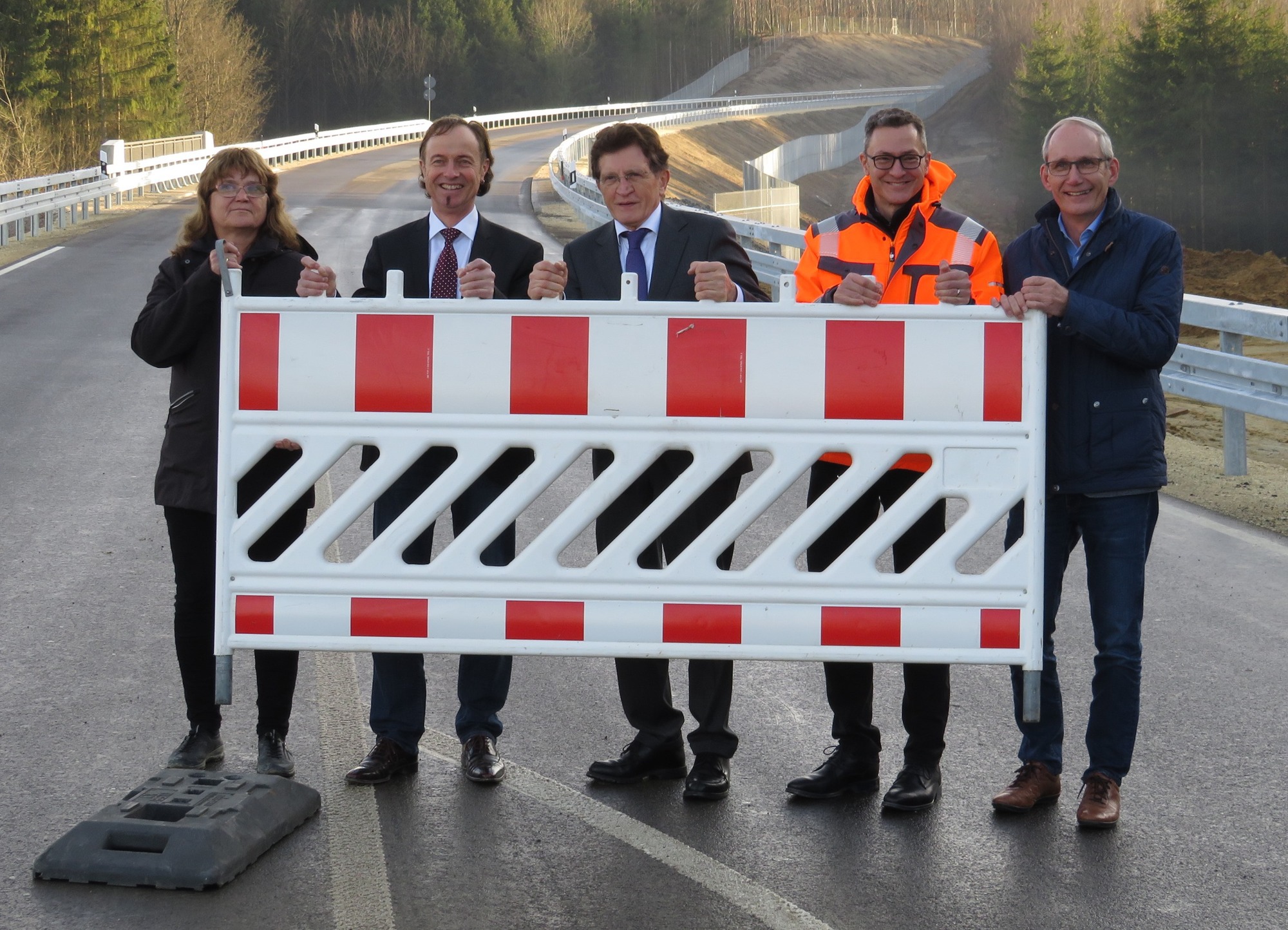 von links: Olga Holm, Erster Bürgermeister Bernhard Uhl (Markt Zusmarshausen), MdL Georg Winter, Stefan Scheckinger (Staatl. Bauamt Augsburg), Erster Bürgermeister Peter Bergmeir (Markt Welden). Foto: Markt Zusmarshausen